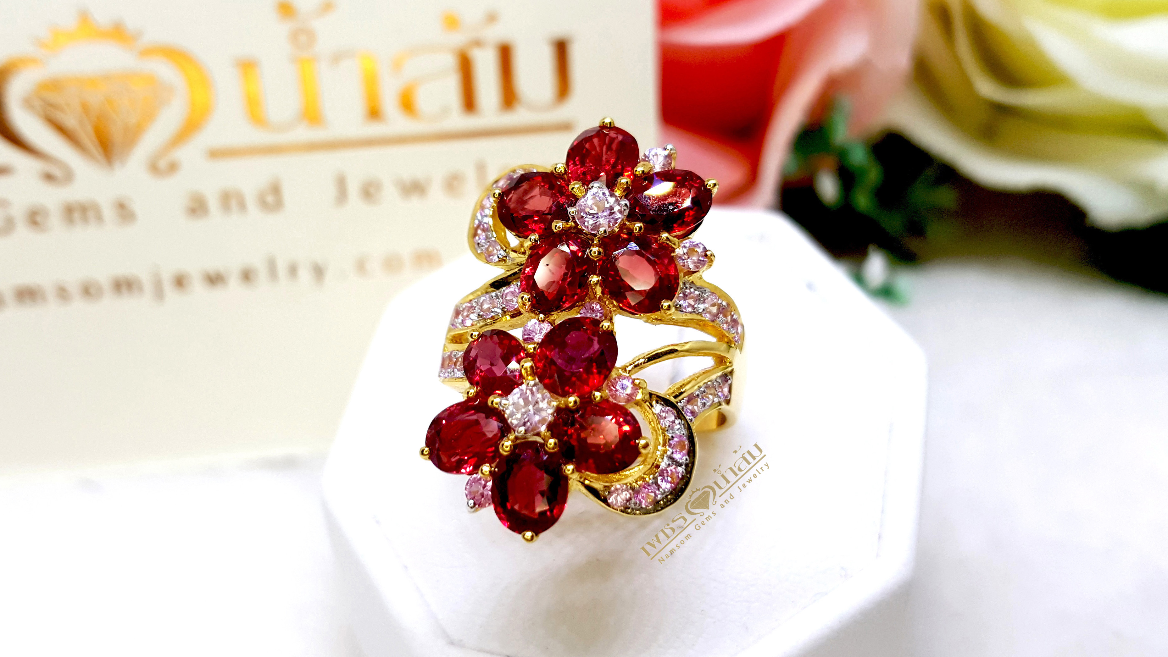 แหวนทับทิม Ruby สีแดงสด เรียงร้อยเป็นทรงดอกไม้ อ่อนหวาน ประดับฝังด้วยเพชรแท้น้ำงาม บนตัวเรือนทองแท้ทั้งตัวเรือน