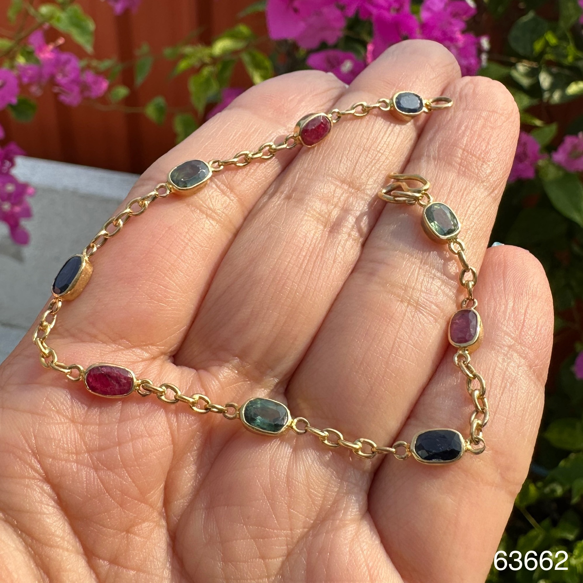 รหัส 63662 สร้อยข้อมือ พลอยหลายสี ทับทิม ไพลิน เขียวส่อง รอบเส้น ทอง18K ความยาว 18 ซม. นน. 4.47 g