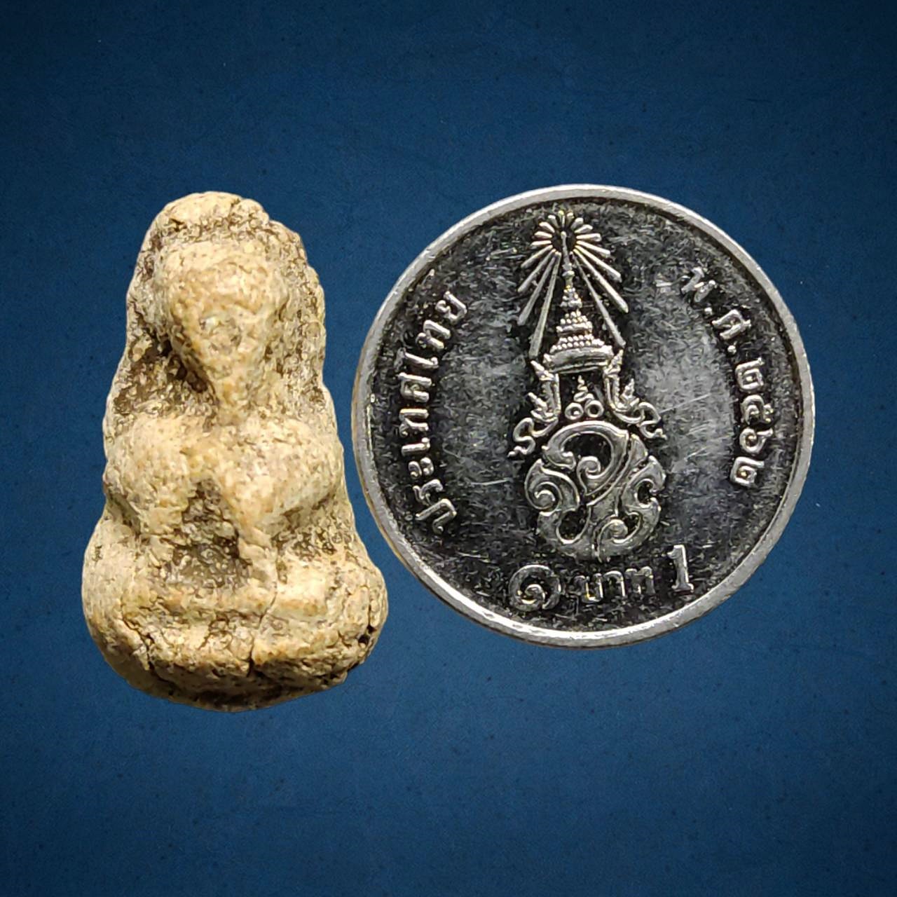 พระปิดตา แข้งซ้อน เนื้อผงเก่า ไม่ทราบที่