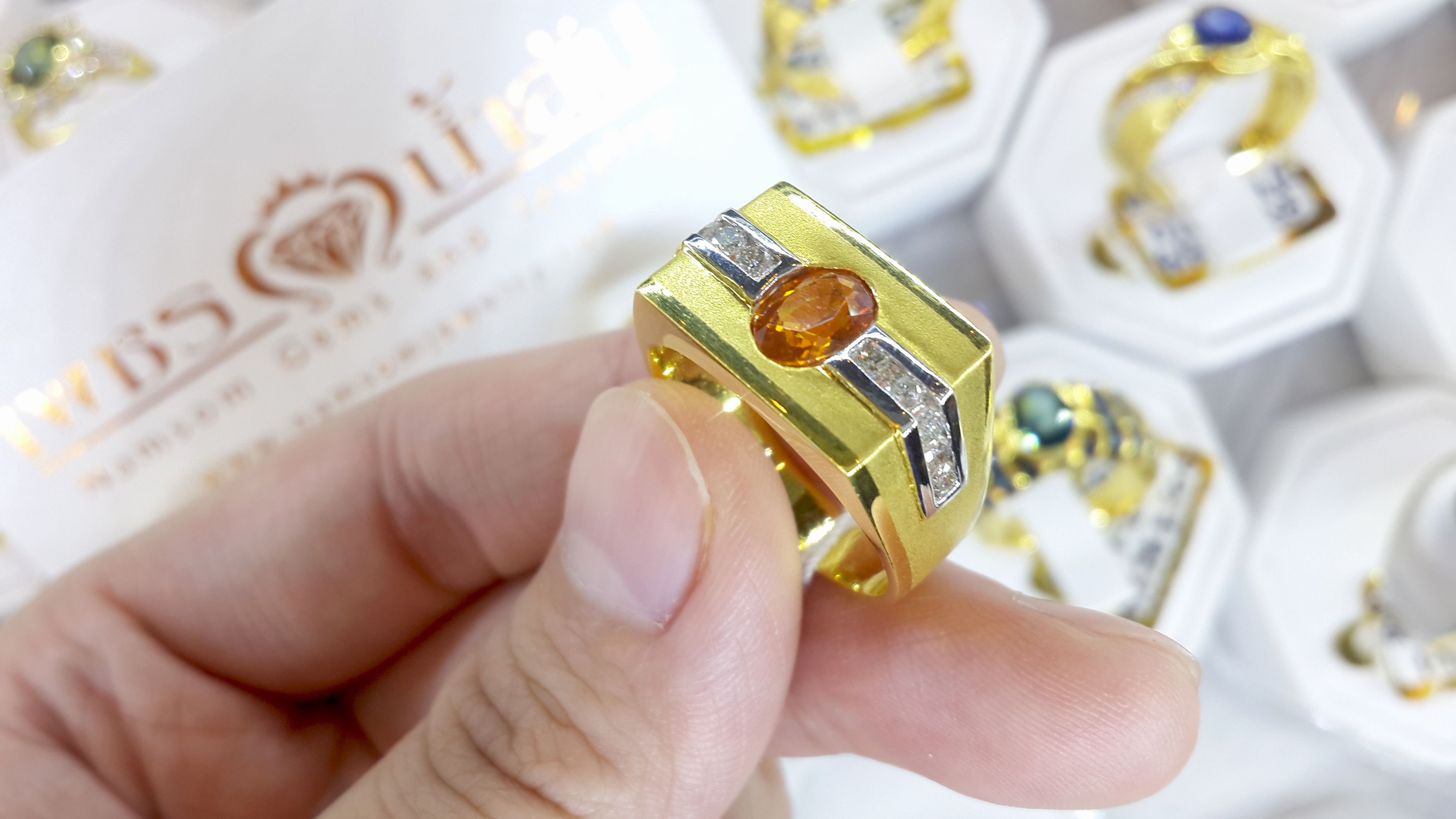 แหวนบุษราคัมสีแม่น้ำโขง ประดับเพชรแท้