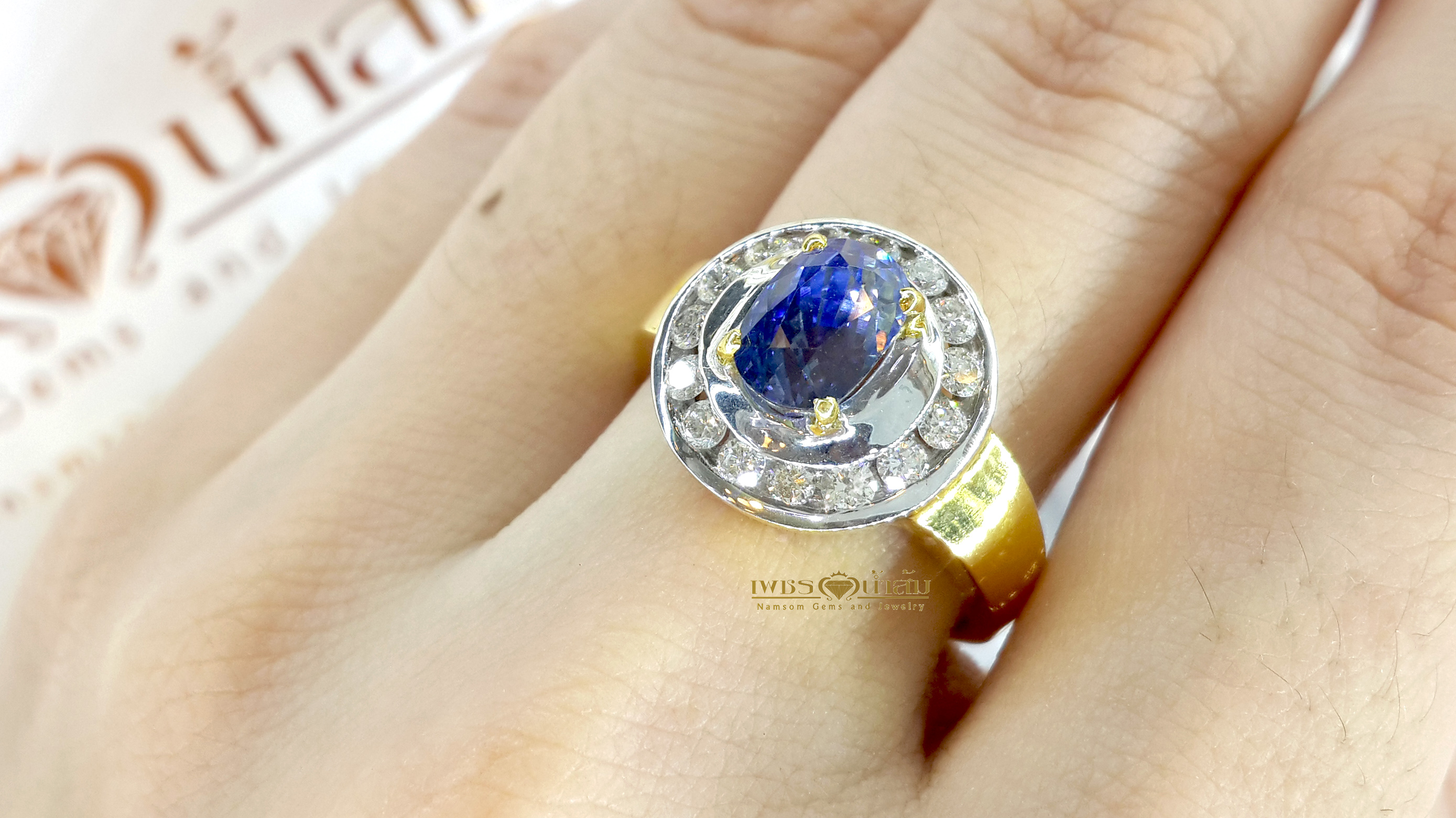 แหวนพลอยไพลิน Blue Sapphire น้ำงาม เล่นไฟ ชูเด่น ประดับฝังตกแต่งด้วยเพชรแท้ น้ำงาม วงนอกแบบไร้หนาม บนตัวเรือนทองแท้ทั้งตัวเรือน