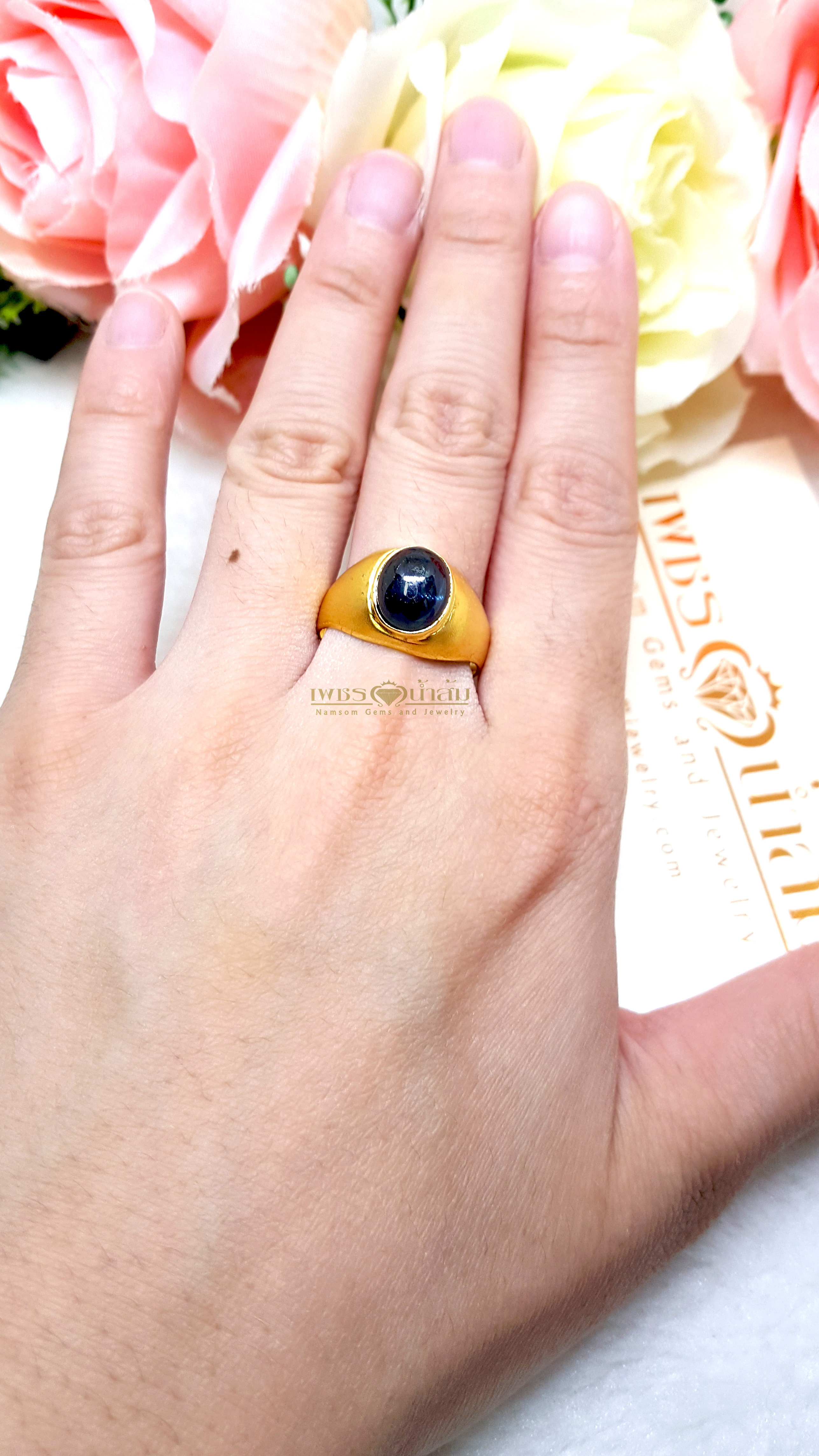 แหวนพลอย ไคยาไนต์(Kyanite) สีน้ำเงิน เจียรเหลี่ยมคาบาชอน ทรงเรียบง่าย ส่วมใส่ได้ทุกวัน บนตัวเรือนทองแท้ทั้งตัวเรือน