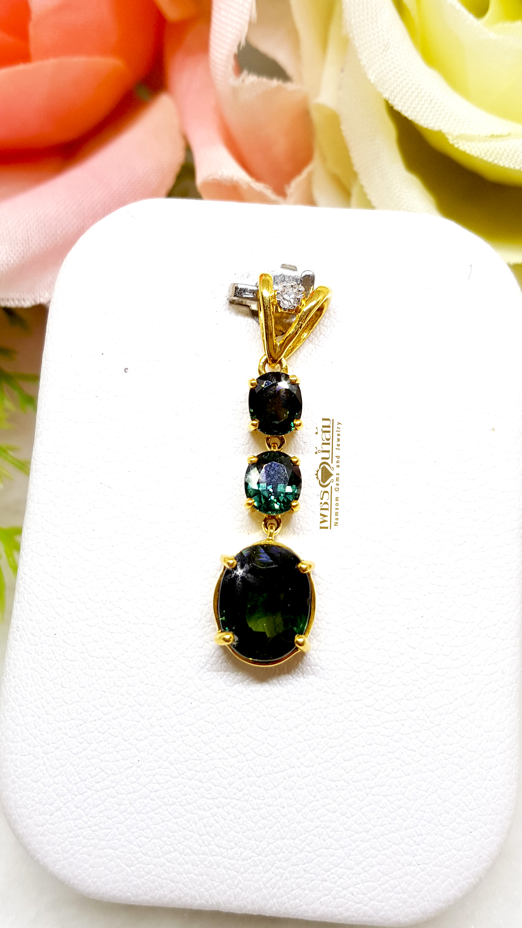 จี้พลอยเขียวส่อง Green Sapphire ระย่าตุ้งติ้งทากการเครื่อนไหว หยอกอินทุกสายตาให้หันมอง