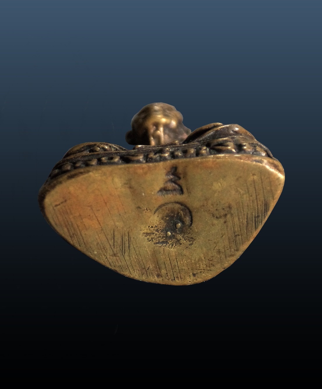 รูปหล่อหลวงพ่อเงิน วัดตะพานหิน จ. พิจิตร ปี2525 เนื้อทองเหลืองหรือทองฝาบาตร ตอกโค๊ต