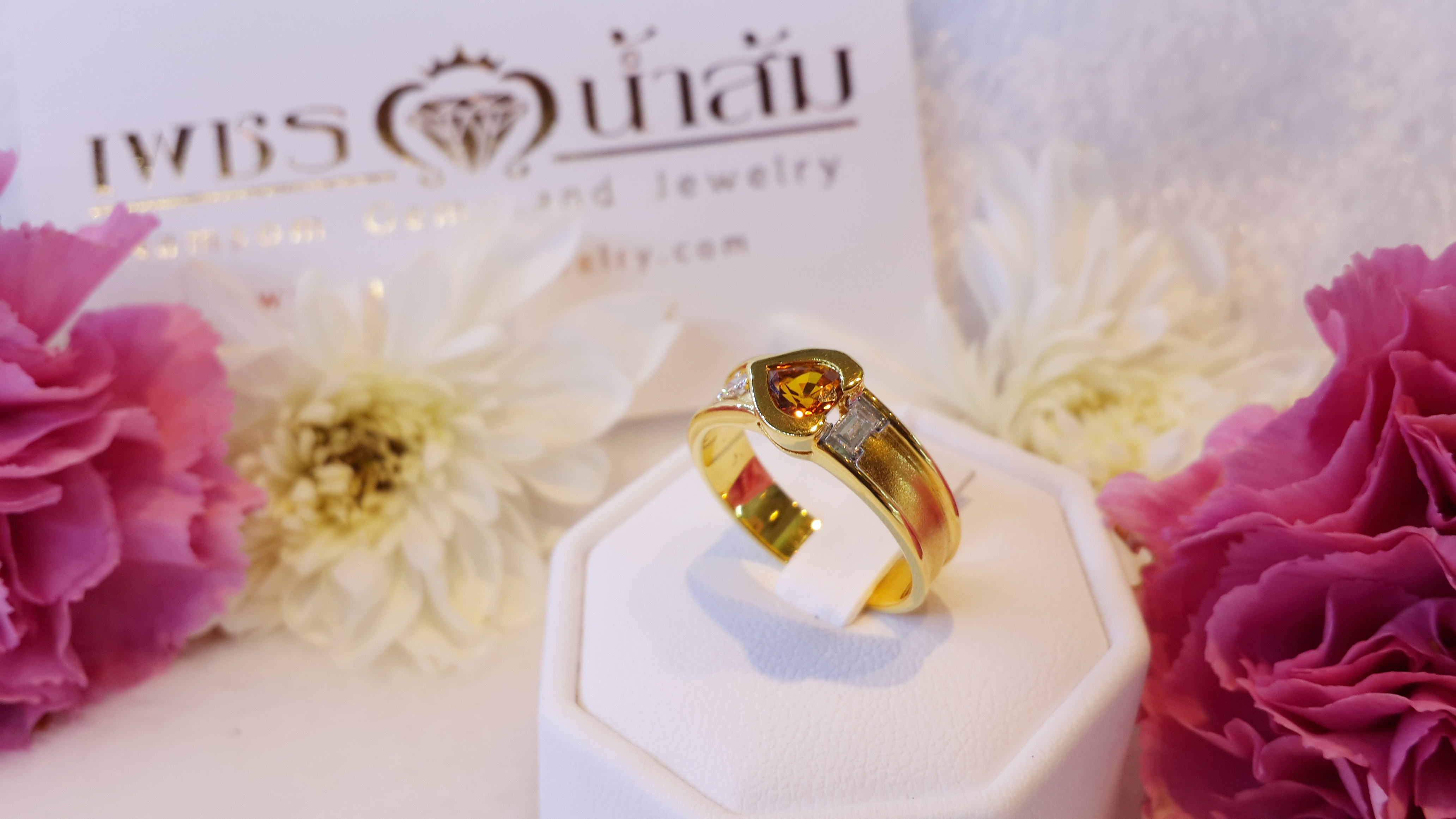 แหวนพลอยบุษราคัม ปอกมีดฝังหัวใจตรงกลางเป็นบุษราคัม