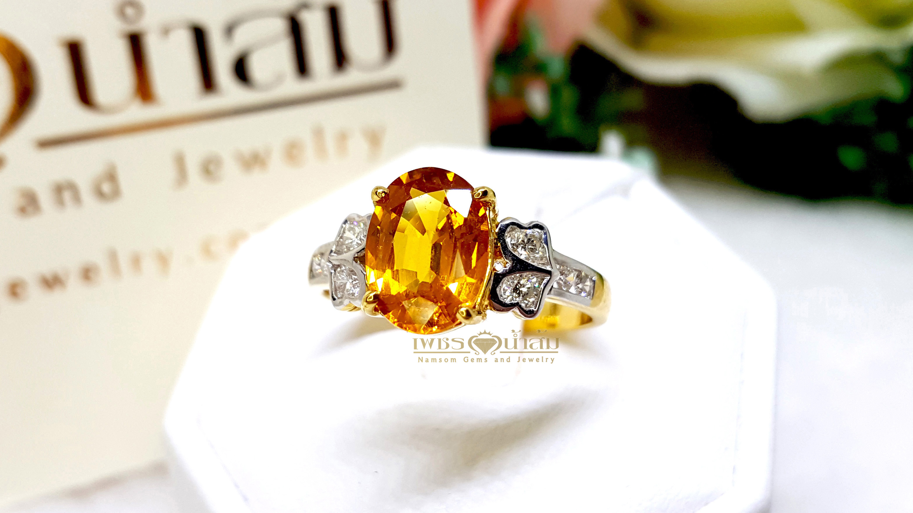 แหวนบุษราคัม Yellow Sapphire เล่นลูกเล่นลายไทยทรงดอกประดับฝังด้วยเพชรแท้ บนตัวเรือนทองแท้ทั้งตัวเรือน