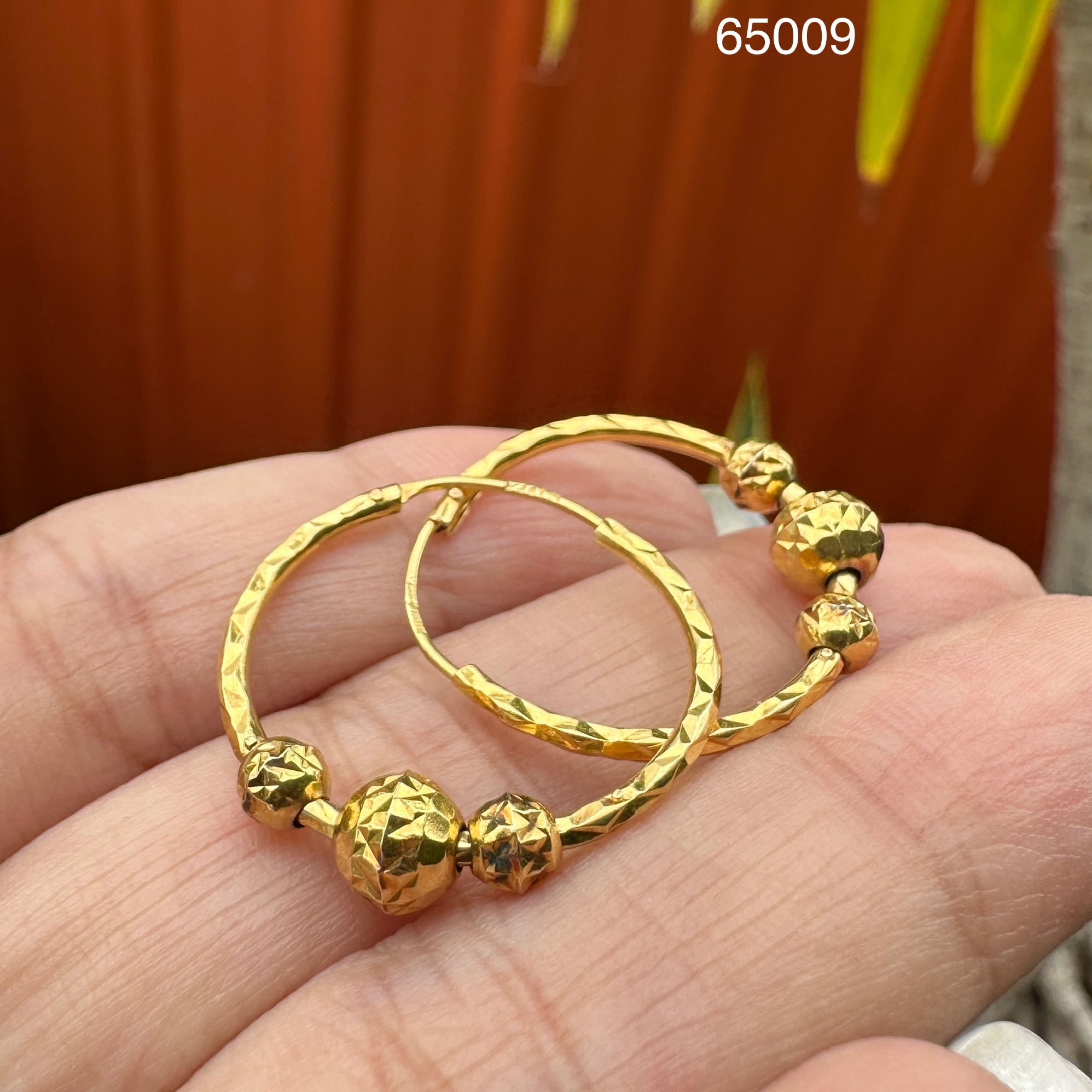 รหัส 65009 ต่างหู ห่วงทอง เม็ดกลม ตัดลาย ทอง90 งานสวย น่าสะสม นน. 3.55 g
