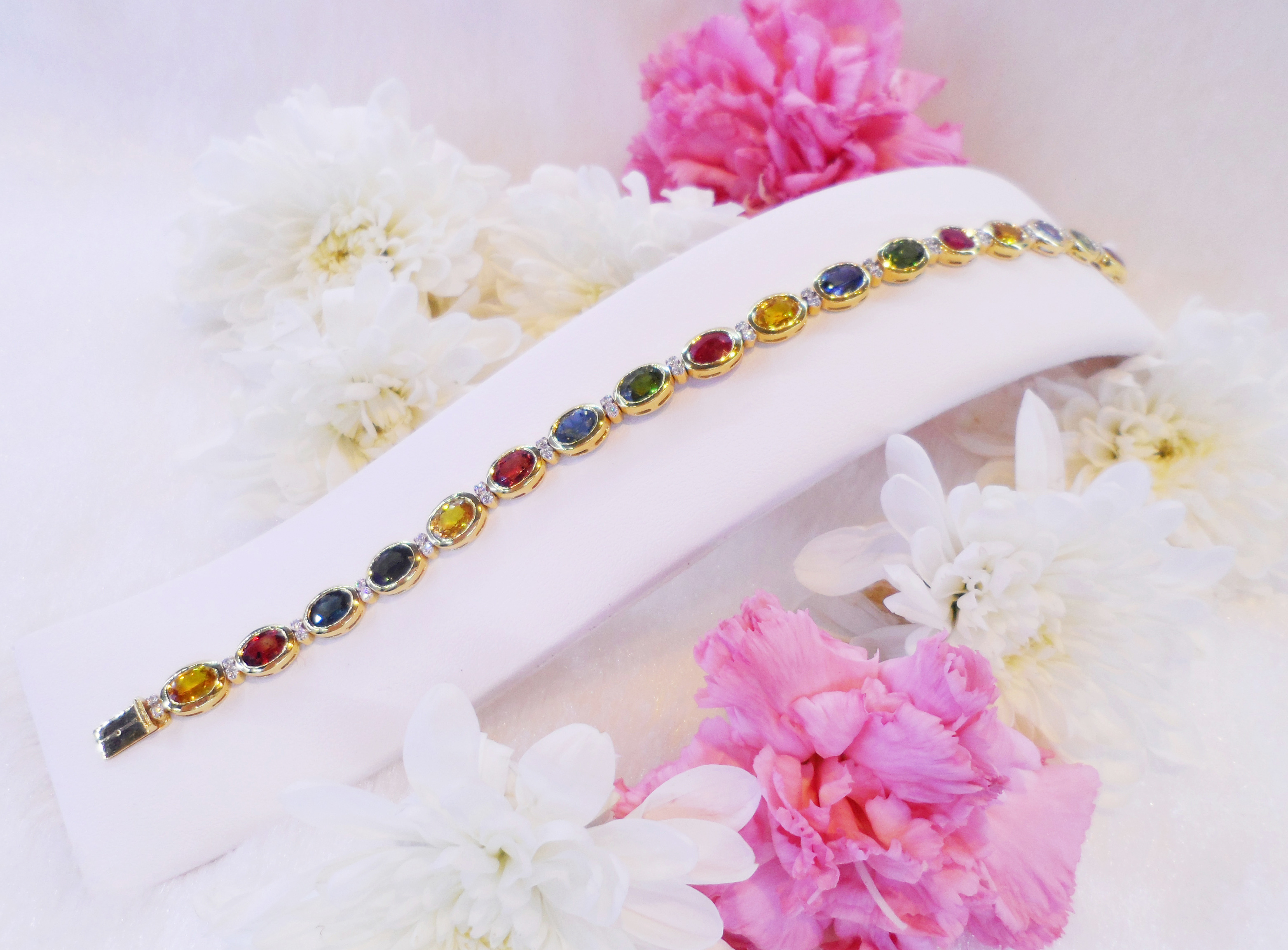 สร้อยข้อมือพลอยแฟนซีสีสวย น้ำงาม ประดับด้วยเพชรแท้สลับ แบบสวยเก๋ล้ำสมัย