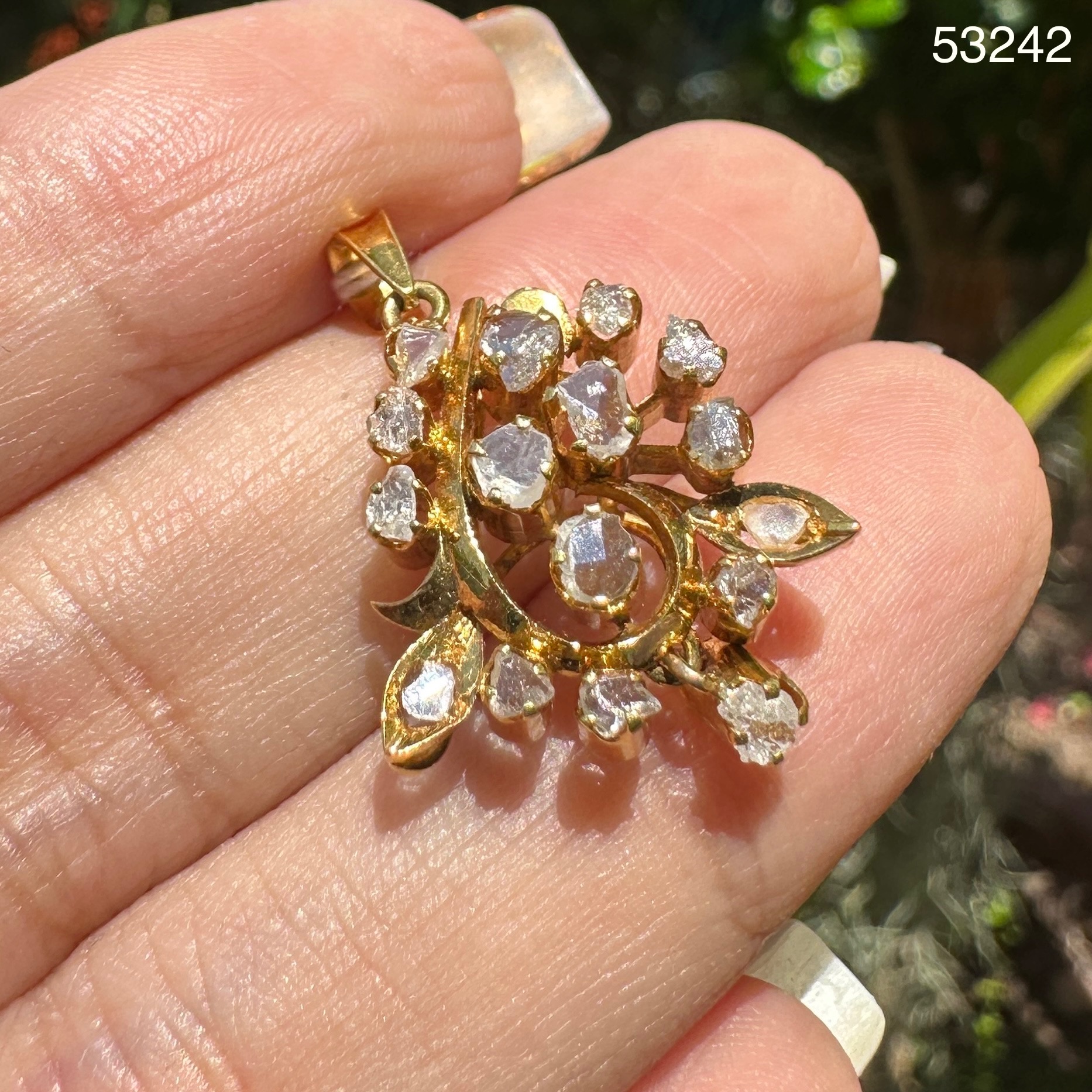 รหัส 53242 จี้ เพชรซีก ฉลุลาย ตุ้งติ้ง ทองK งานเก่า หลุดจำนำ สวยมาก นน. 2.78 g