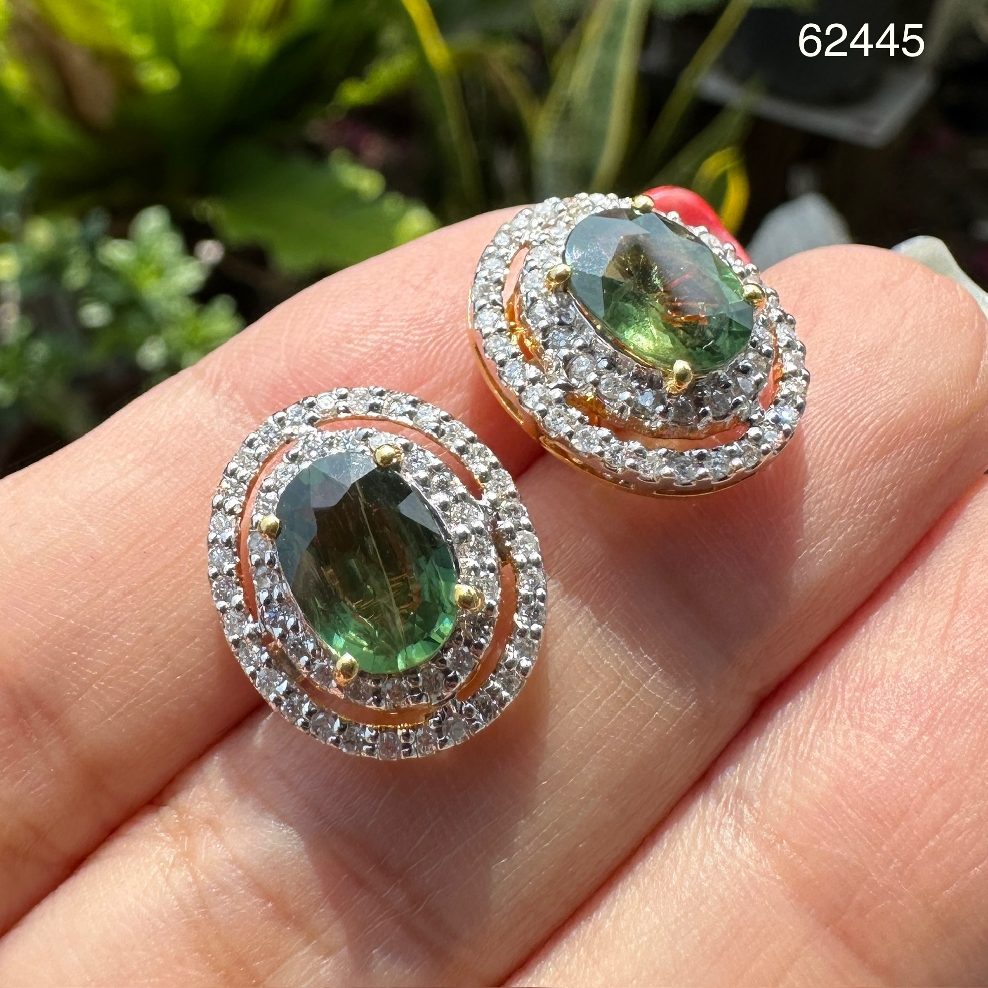 รหัส 62445 ต่างหู เขียวส่อง จันทบุรี 2/3.00 กะรัต ล้อมเพชร 2 ชั้น 100/1.00 กะรัต พร้อม Cert. นน. 7.00 g
