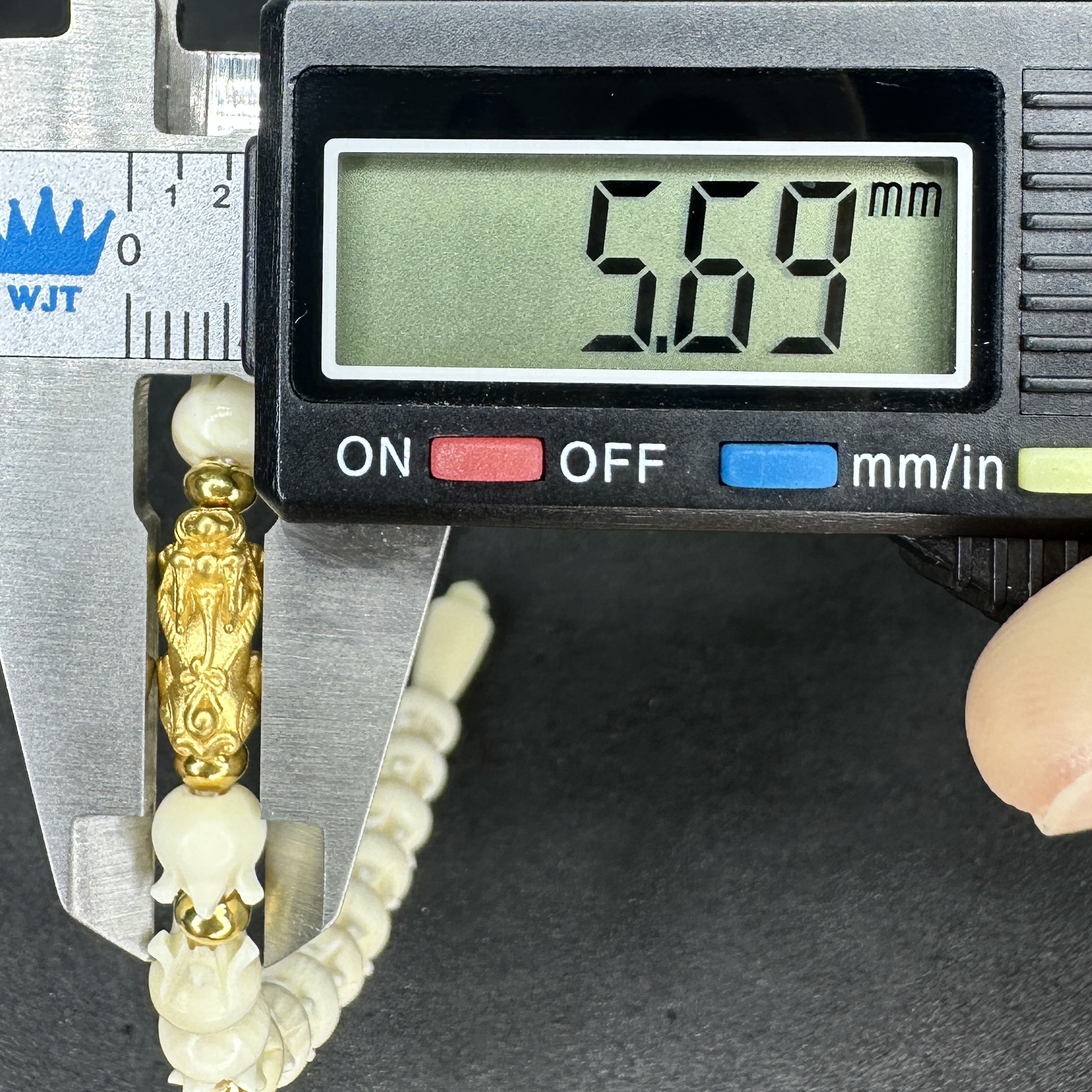 รหัส 63159 สร้อยข้อมือ ปี่เซียะ ทอง99.99 คั่นทอง90 เม็ดประคำ ความยาว 18.00 ซม. ร้อยด้วยเอ็น นน. 5.27 g