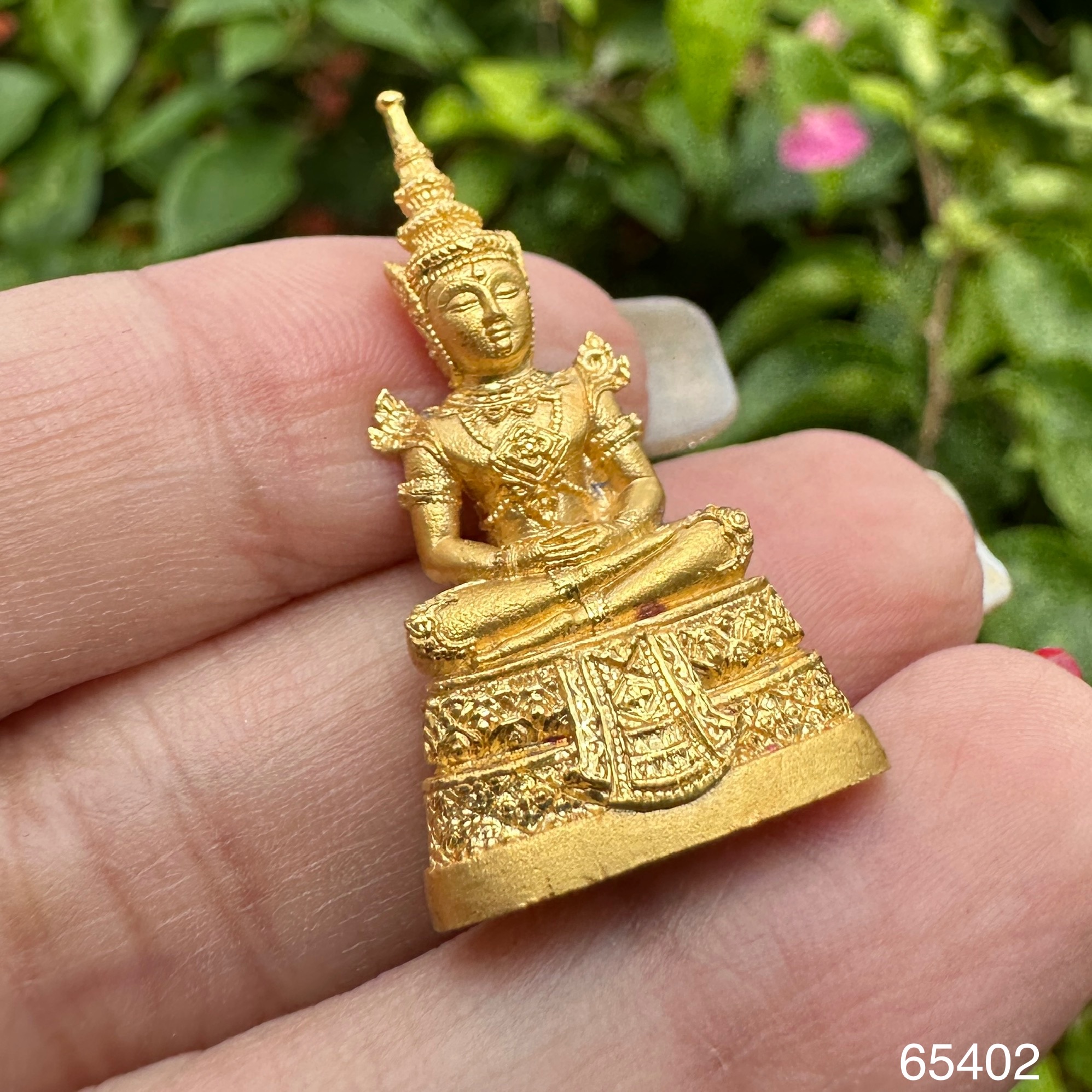รหัส 65402 พระแก้วมรกต เนื้อทองคำ ขัดเงา ลอยองค์ ครบ 64 ปี กรมสรรพสามิต ปี 2539 ตอกโค้ด ๓๔๒๔ นน. 18.00 g