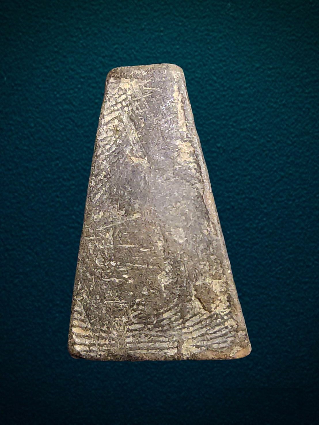 พระผงสุพรรณ เนื้อดิน พิมพ์หลังเรียบ หลวงพ่อมุ่ย เสก วัดหนองโรงรัตนาราม จ.สุพรรณบุรี ปี 2508