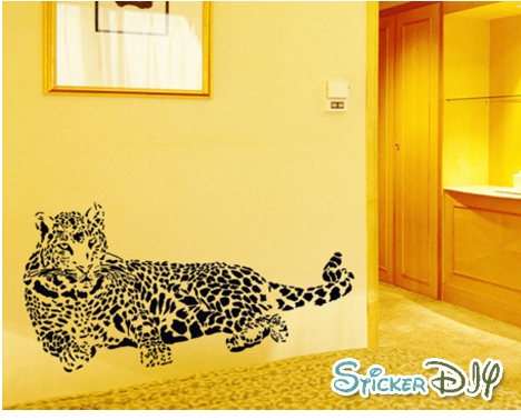 Transparent wall sticker สติ๊กเกอร์ติดผนัง เสือชีตาร์นั่งเล่น (กว้าง110cm.xสูง52cm)