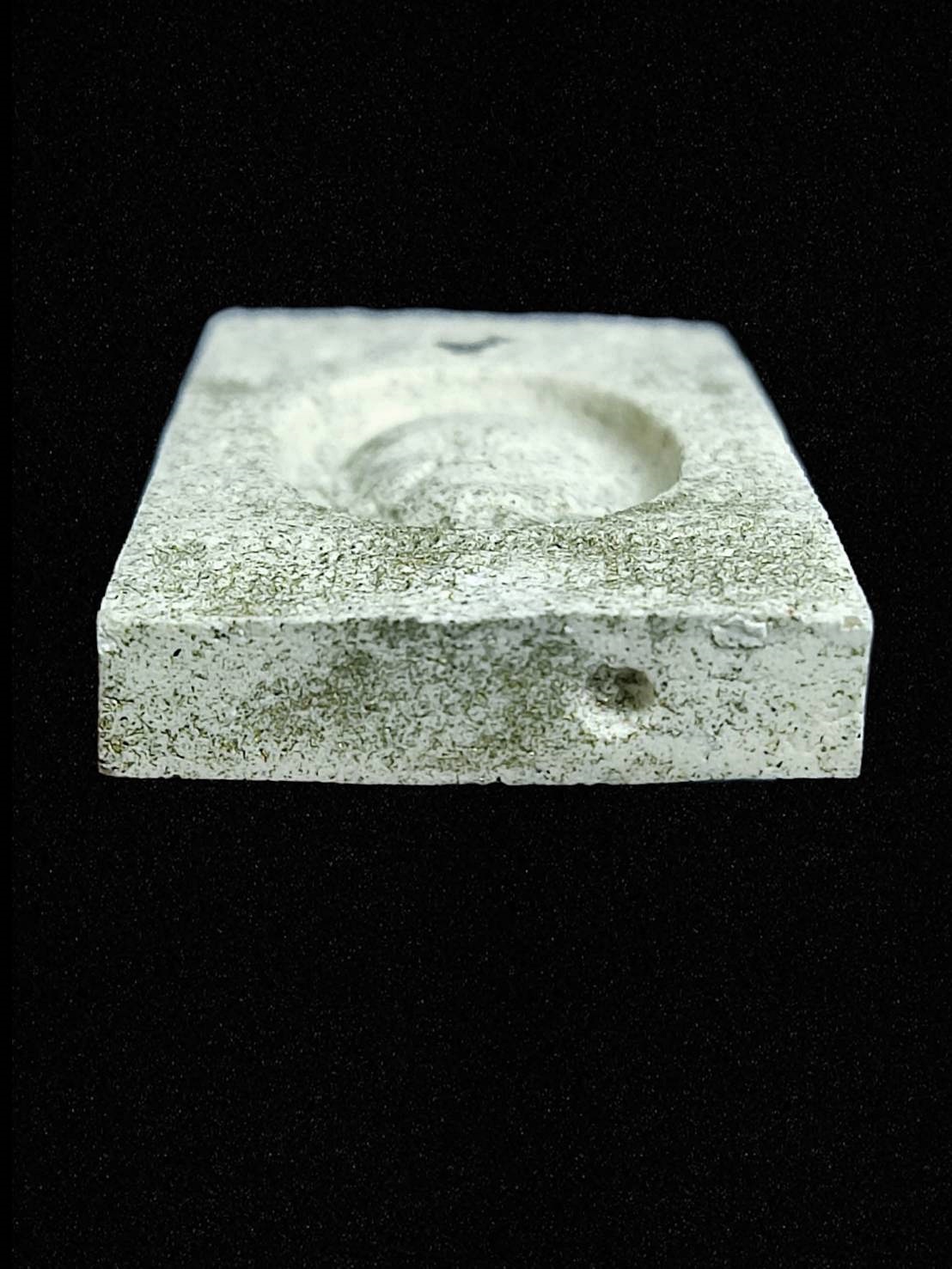 พระสมเด็จ พิมพ์ปรกโพธิ์ หลวงปู่หงษ์ พรหมปัญโญ รุ่น “ฉลองอุโบสถ” เนื้อผงว่านฝังพลอยเสก ด้านหลัง ฝังแร่ ปี2550