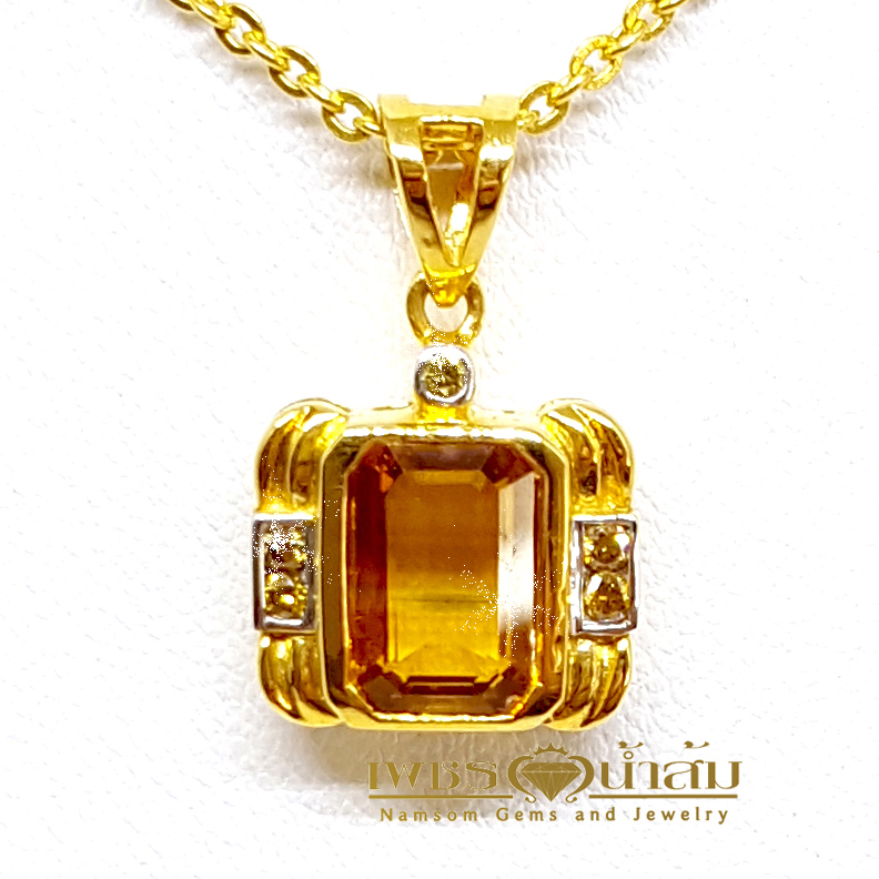 จี้พลอยบุษราคัม Yellow Sapphire ขนาดพอดี สมใส่ได้ทุกวัน เจียรเป็นทรงเหลียม คาดด้วยเพชรแท้ขอบข้าง เพื่มลูกเล่น
