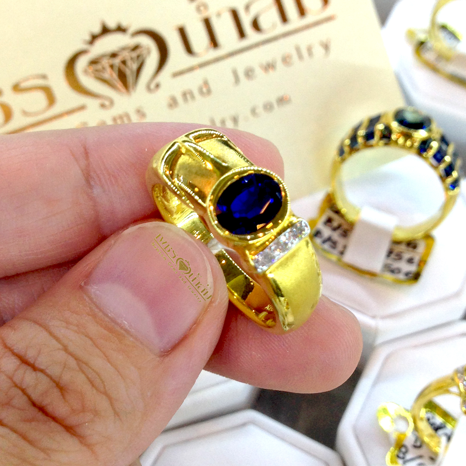 แหวนพลอยไพลิน Blue Sapphire เม็ดใหญ่ ออกแบบเป็นลายเข็มขัด บนตัวเรือนทองแท้ทั้งตัวเรือน