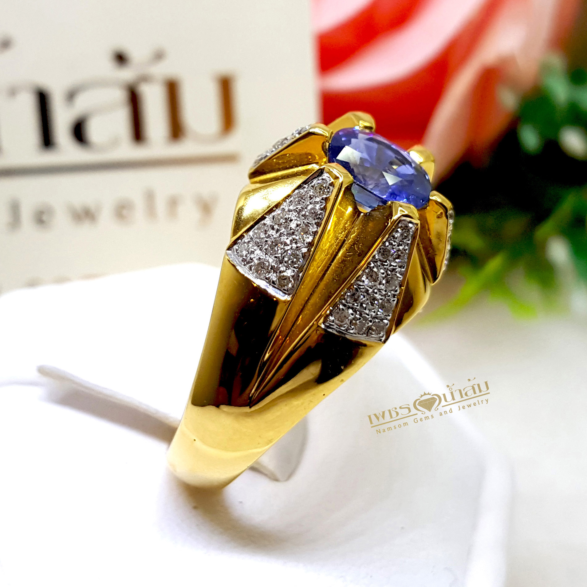 แหวนพลอยไพลิน Blue Sapphire หัวแหวนชูโดดเด่น ประดับตกแต่งด้วยเพชรแท้เพิ่มลวดลายให้น่ามอง บนตัวเรือนทองแท้ทั้งตัวเรือน