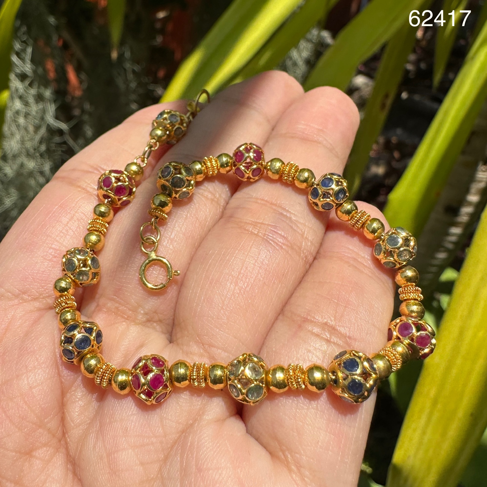 รหัส 62417 สร้อยข้อมือ ตะกร้อ 3 สี ทับทิม ไพลิน เขียวส่อง คั่นเม็ดกลม รอบเส้น ทอง90 นน. 7.67 g