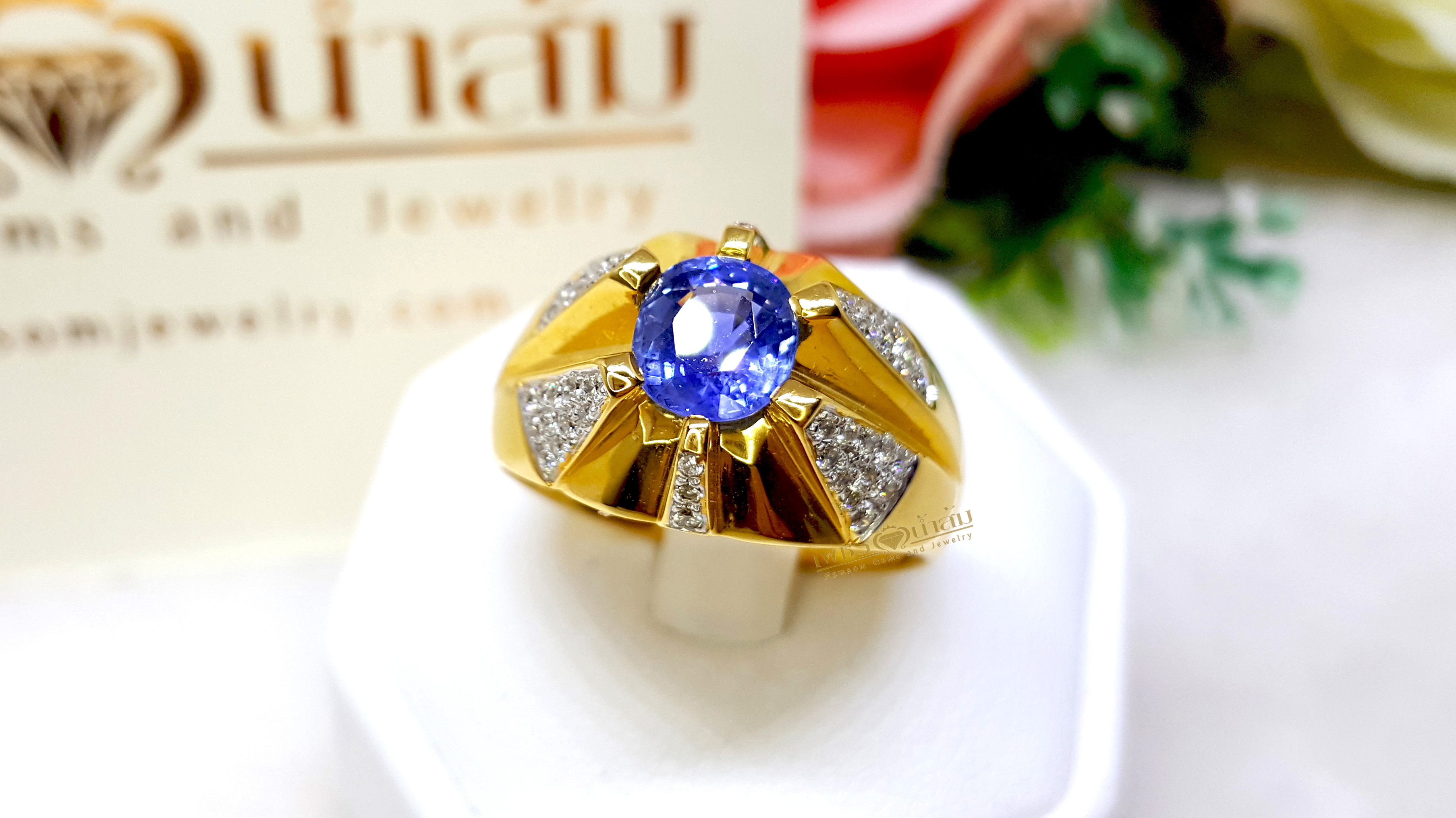 แหวนพลอยไพลิน Blue Sapphire หัวแหวนชูโดดเด่น ประดับตกแต่งด้วยเพชรแท้เพิ่มลวดลายให้น่ามอง บนตัวเรือนทองแท้ทั้งตัวเรือน