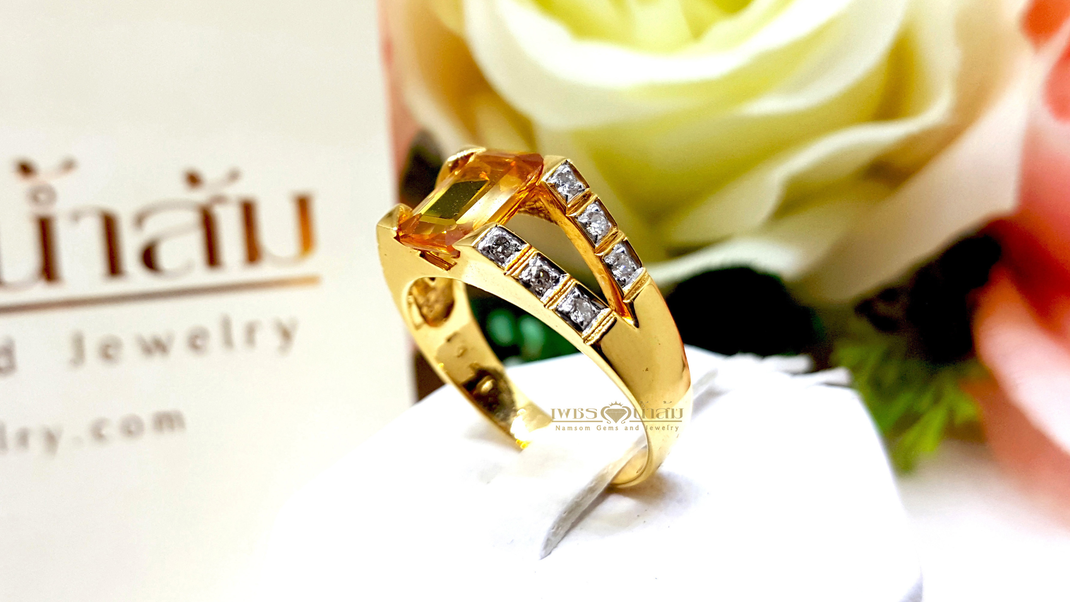 แหวนบุษราคัม Yellow Sapphire ทรงไข้ว ประดับตกแต่งด้วยเพชรแท้ ทำเป็นลายแฉก ฝังเหลี่ยมเพิ่มลูกเล่น บนตัวเรือนองแท้ทั้งตัวเรือน