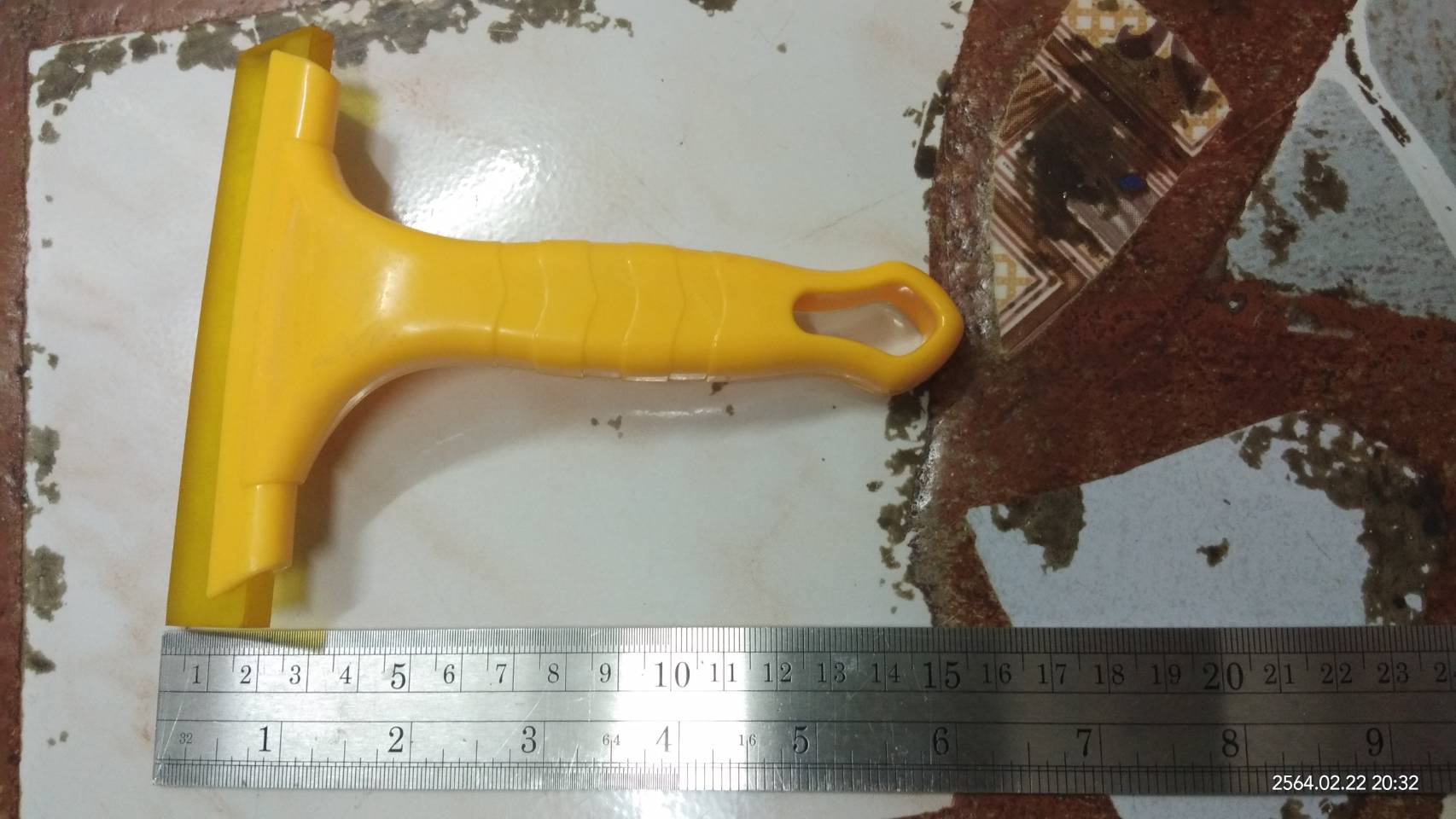 ที่รีดสติ๊กเกอร์ ด้ามสีเหลือง (กว้าง11.5cm.xยาว15cm.)