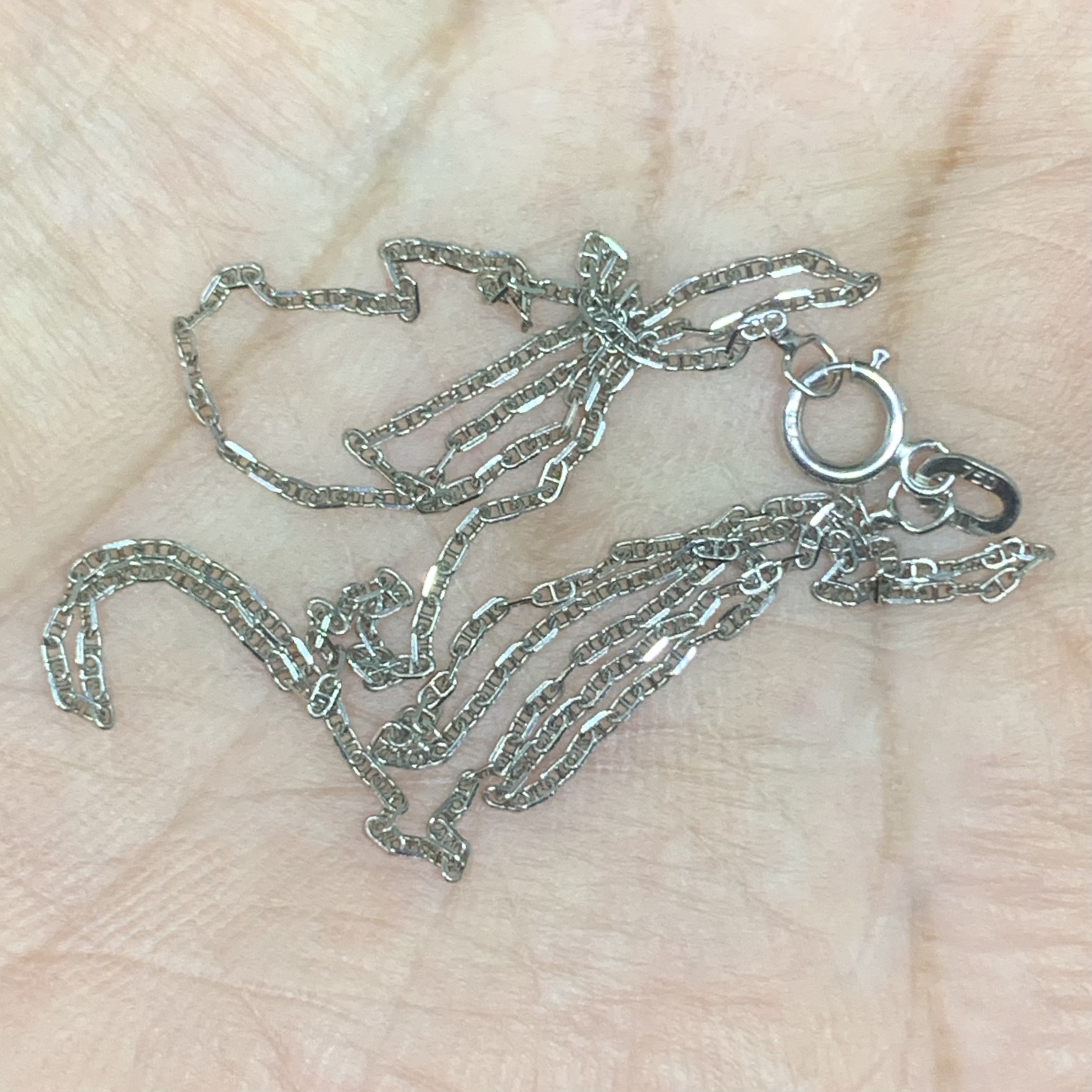 รหัส 64522 สร้อยคอ อิตาลี750 ทอง18Kขาว ลายเลข 8 รอบเส้น ความยาว 15 นิ้ว นน. 1.38 g