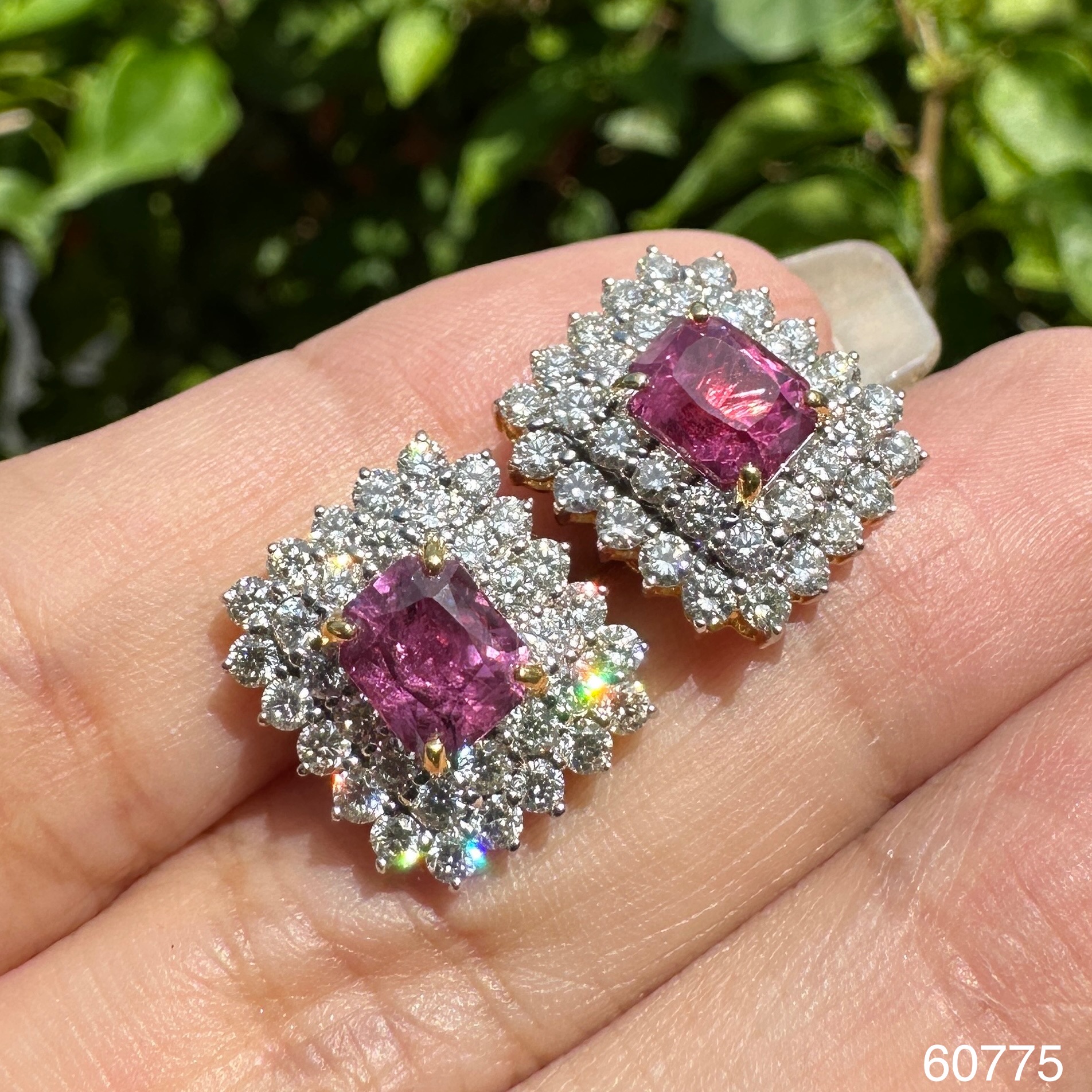 รหัส 60775 ต่างหู ทับทิม สยาม 2 เม็ด 2.87 กะรัต ล้อมเพชร 68 เม็ด 2.20 กะรัต ทอง18K พร้อม Cert. นน. 6.68 g