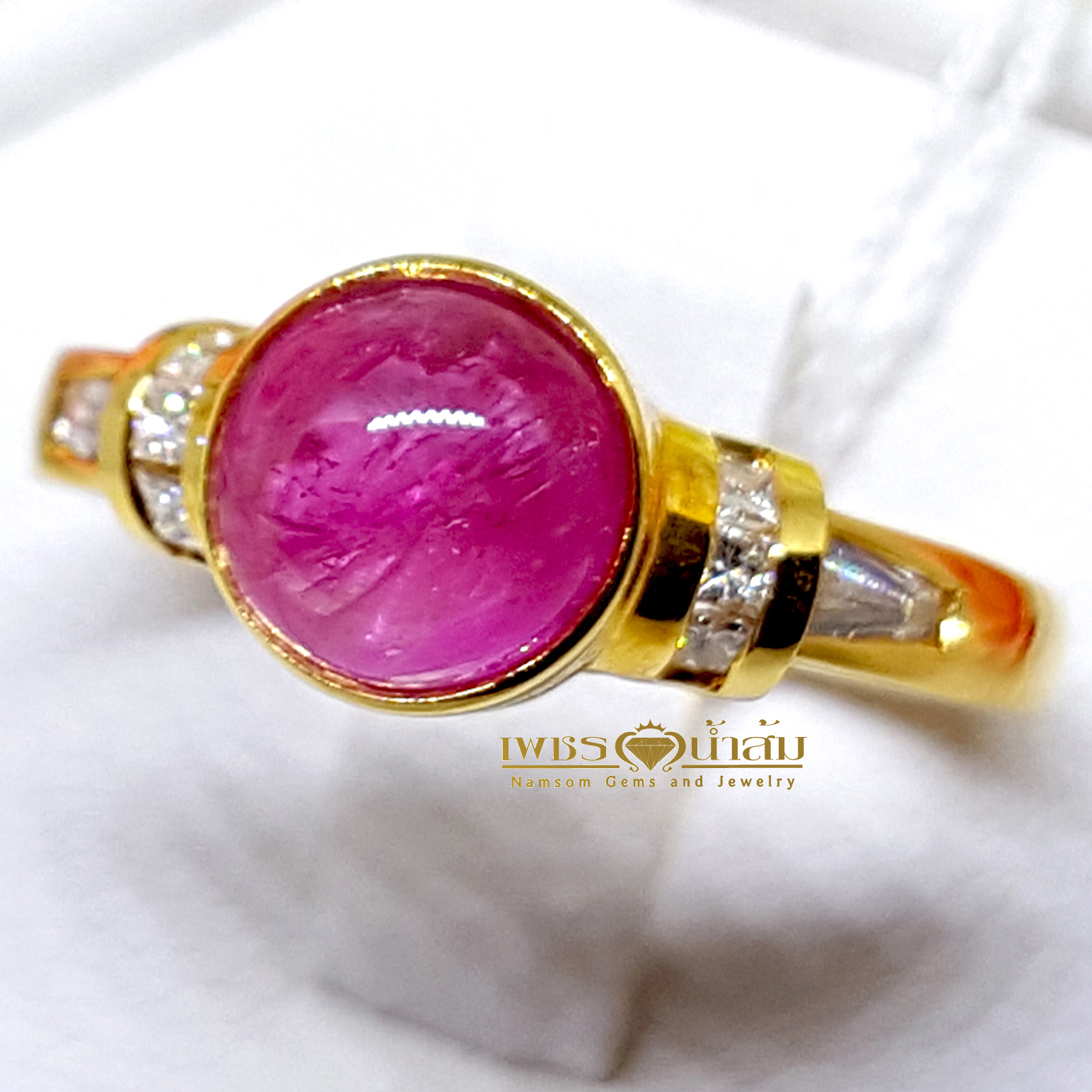 แหวนพลอยทับทิม Ruby เจียระไนทรงหลังเบี้ย เนื้องาม ประดับตกแต่งด้วยเพชรแท้เจียรทรง Baguette ที่บาข้าง บนตัวเรือนทองแท้ทั้งตัวเรือน