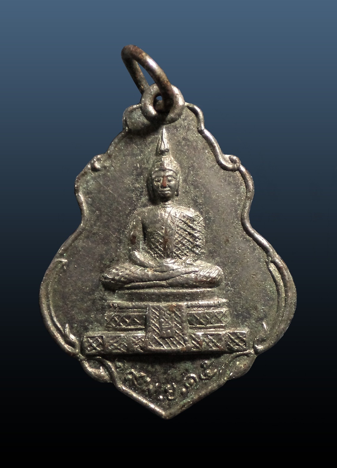 เหรียญพระแก้วมรกต หลังในหลวงทรงผนวช วัดชลอ จ.นนทบุรี ปี พ.ศ. 2515