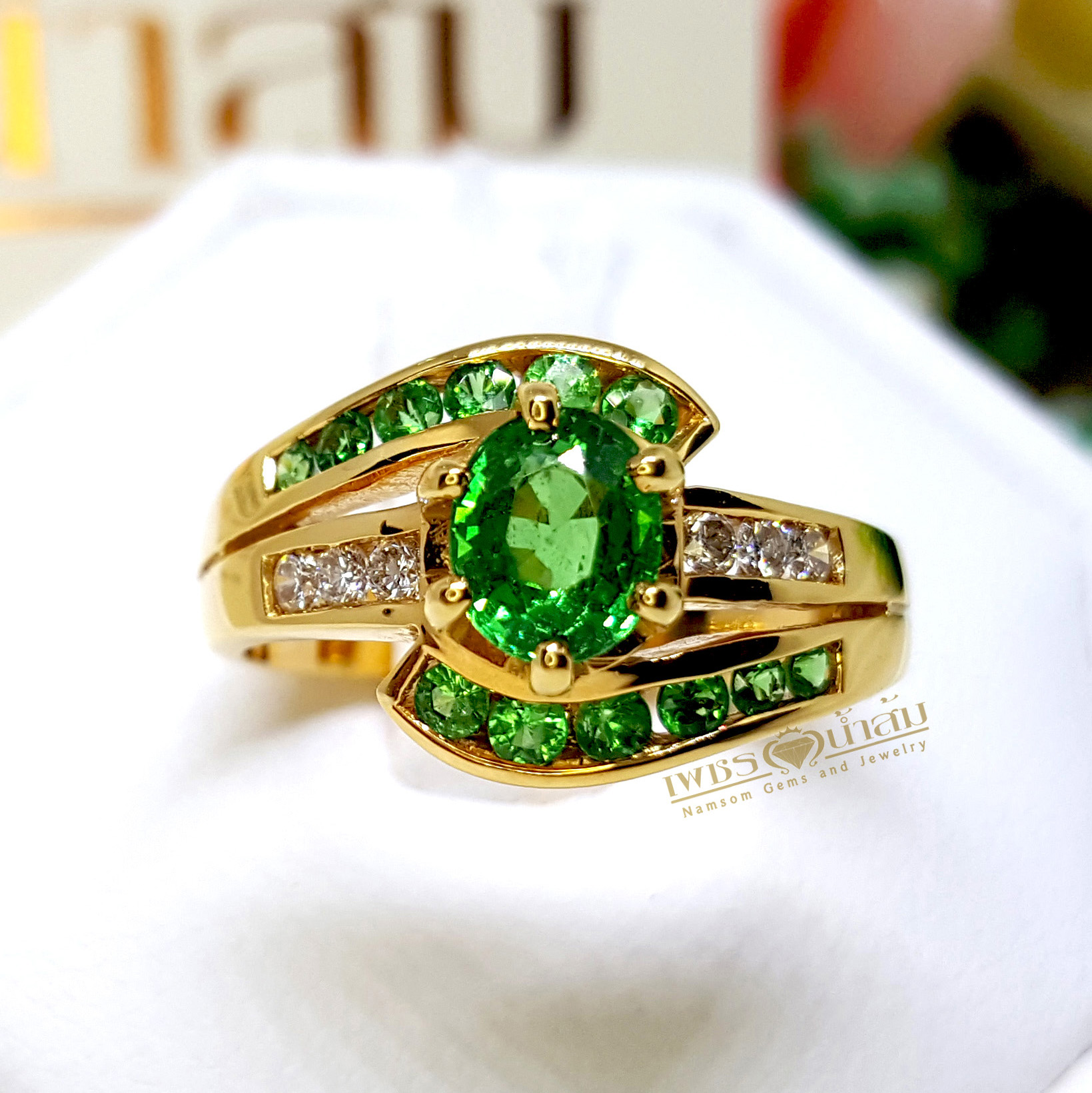 แหวนพลอยผู้หญิง Tsavorite สีสวยประดับตกแต่งด้วยเพชรแท้ คาดไขว้ด้วยTsavoriteสีสวย บนตัวเรือนทองแท้ทั้งตัวเรือน