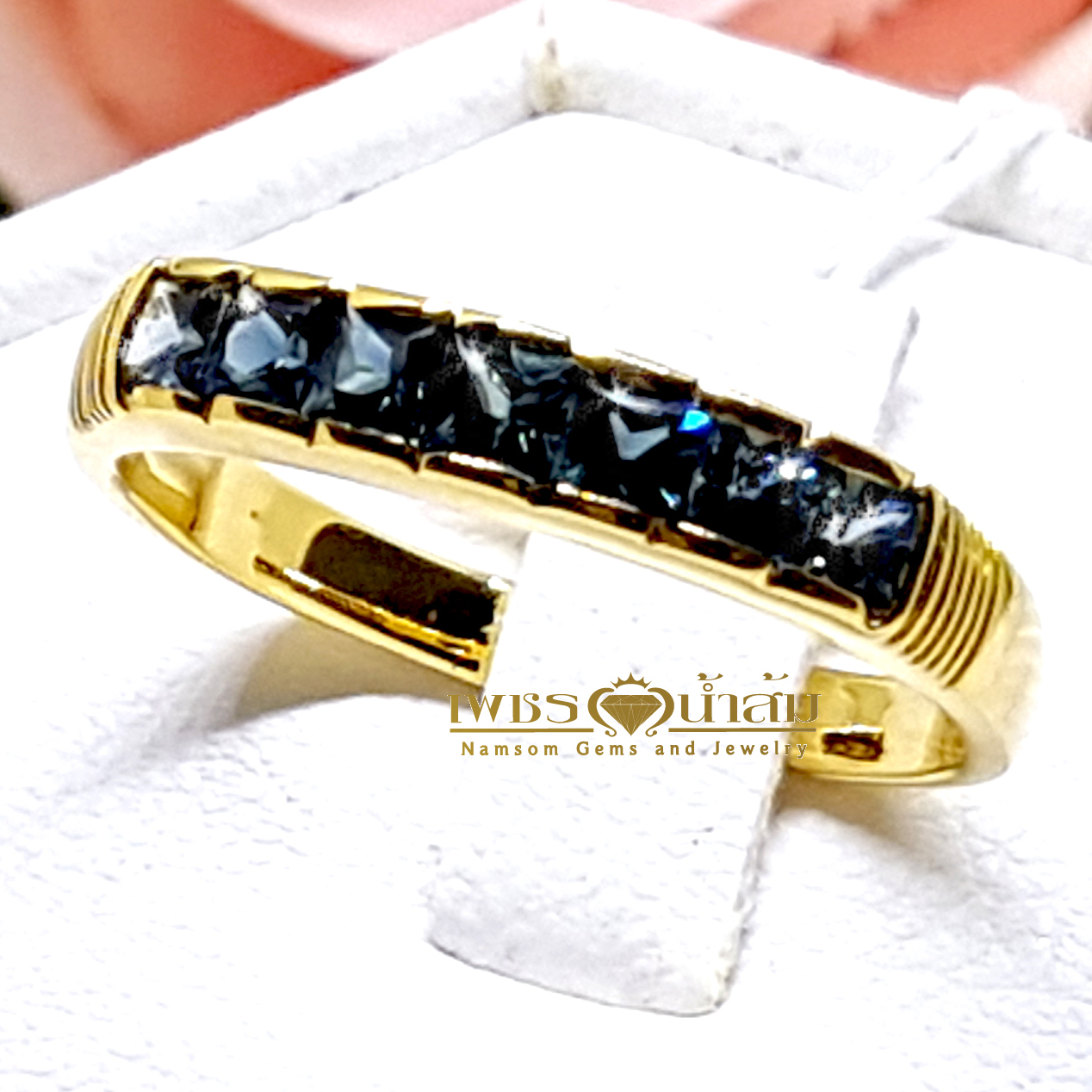 แหวนพลอยไพลิน Blue Sapphire สีน้ำเงิน เจียรเหลี่ย Asscher เรียงแถวปอกมีด น้ำงาม บนตัวเรือนทองแท้ทั้งตัวเรือน