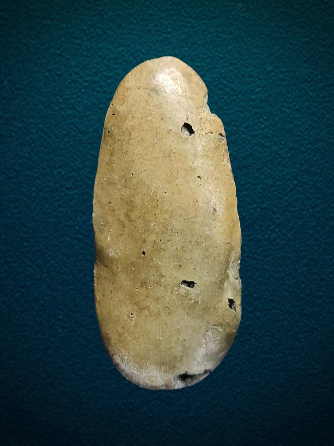 พระขุนแผน แตงกวาผ่าซีก หลวงพ่อดี วัดพระรูป อ.เมือง จ.สุพรรณบุรี เนื้อดิน