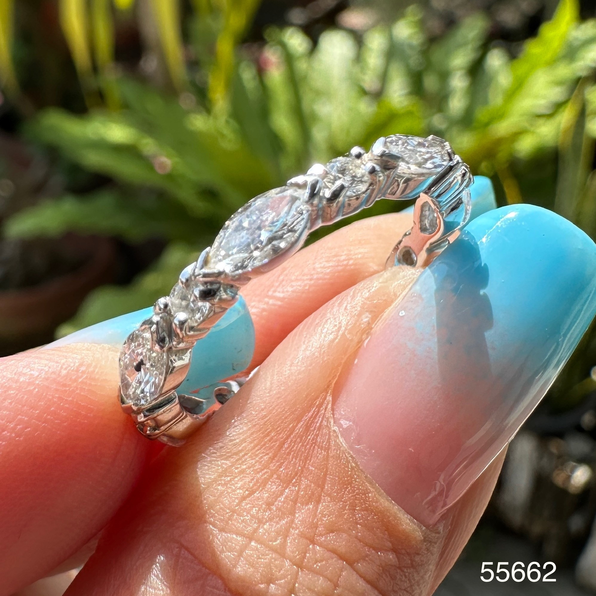 รหัส 55662 แหวน เพชรรอบ เพชรมาคีย์ 7/1.40 กะรัต คั่นเพชร 7 /0.30 กะรัต 18 K ขาว นน. 2.82 g