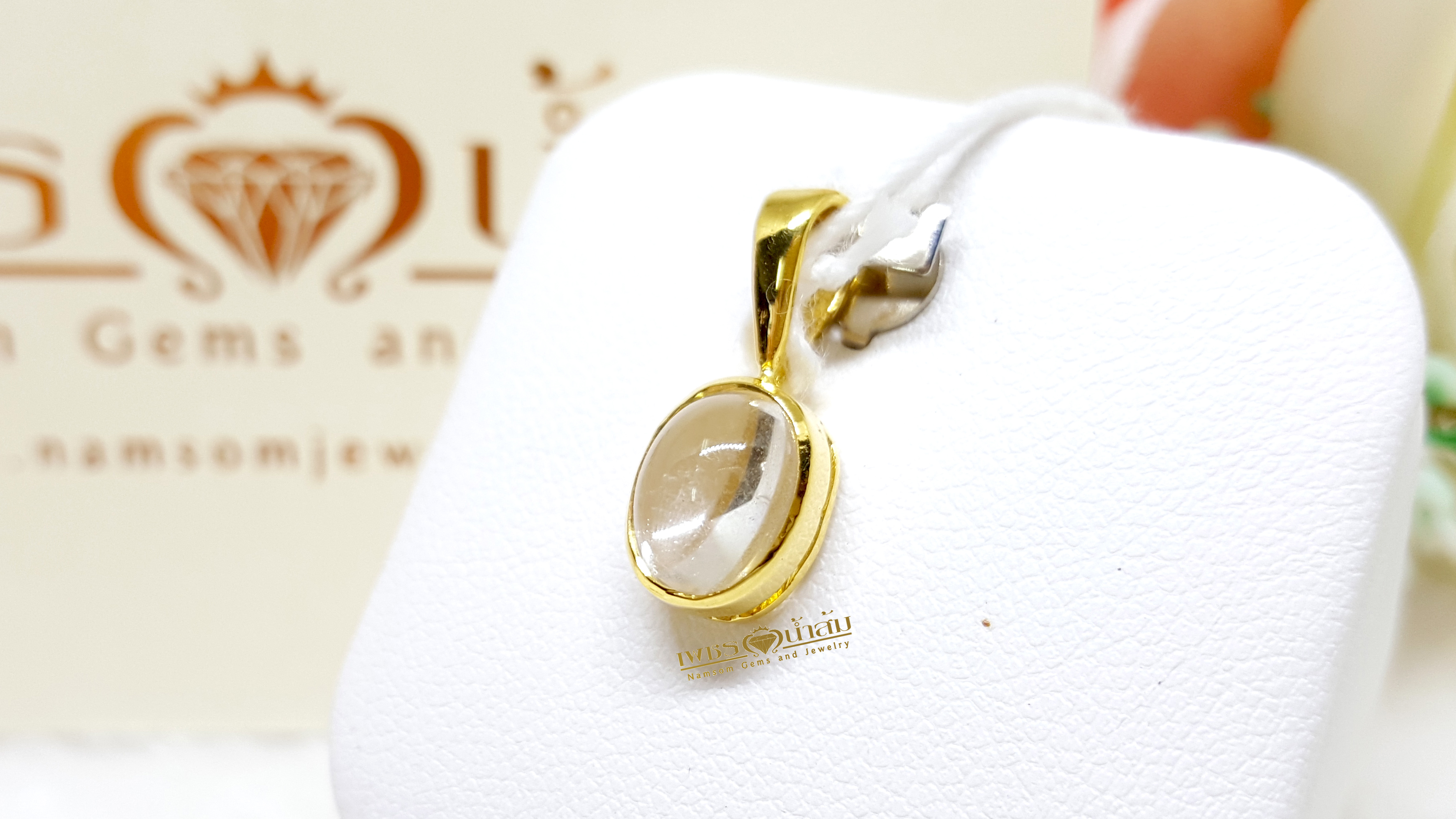 จี้พลอยWhite Zircon จาก New South Wales, Australia เจียรทรงคาบาชอนให้เห็นเหลือบ ฝังหุ้มด้วยทองแท้ เรียบง่ายน่ารัก