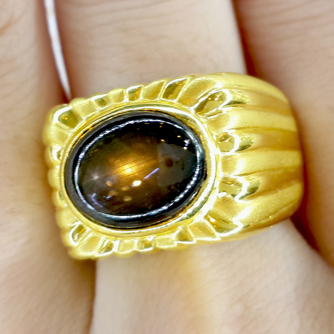แหวนผู้ชาย แบล็คสตาร์ แซฟไฟร์ (Black Star Sapphire) ขาสีทอง เนื้อสวย ขาชัดสวย