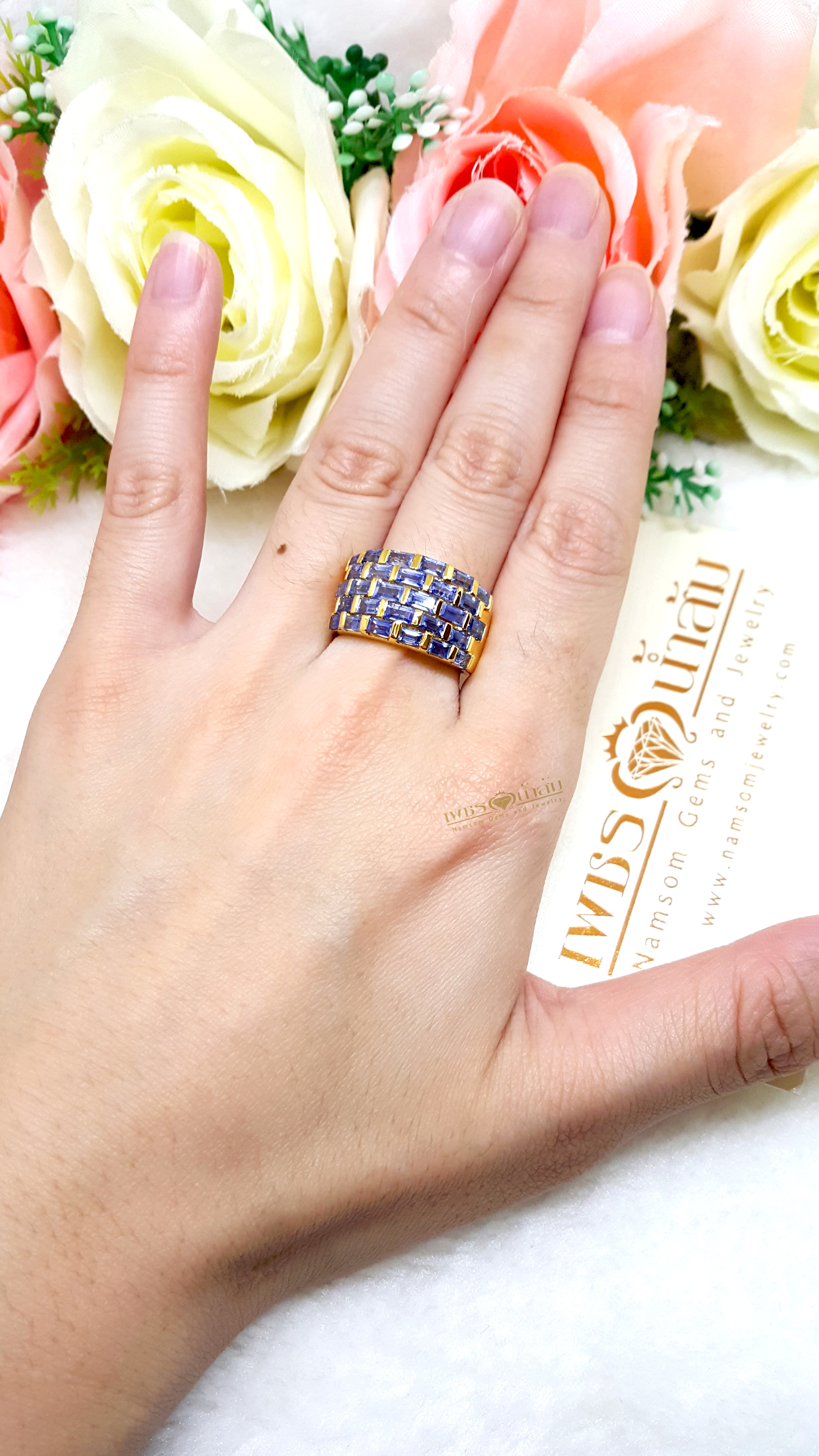 แหวนพลอยไพลิน Blue Sapphire เล่นไฟน้ำงาม เป็นผลงานที่แสดงฝีมือและเทคนิคการฝังแบบเรียบไร้หนาม ของช่างเอกร้าน"เพชรน้ำส้ม"