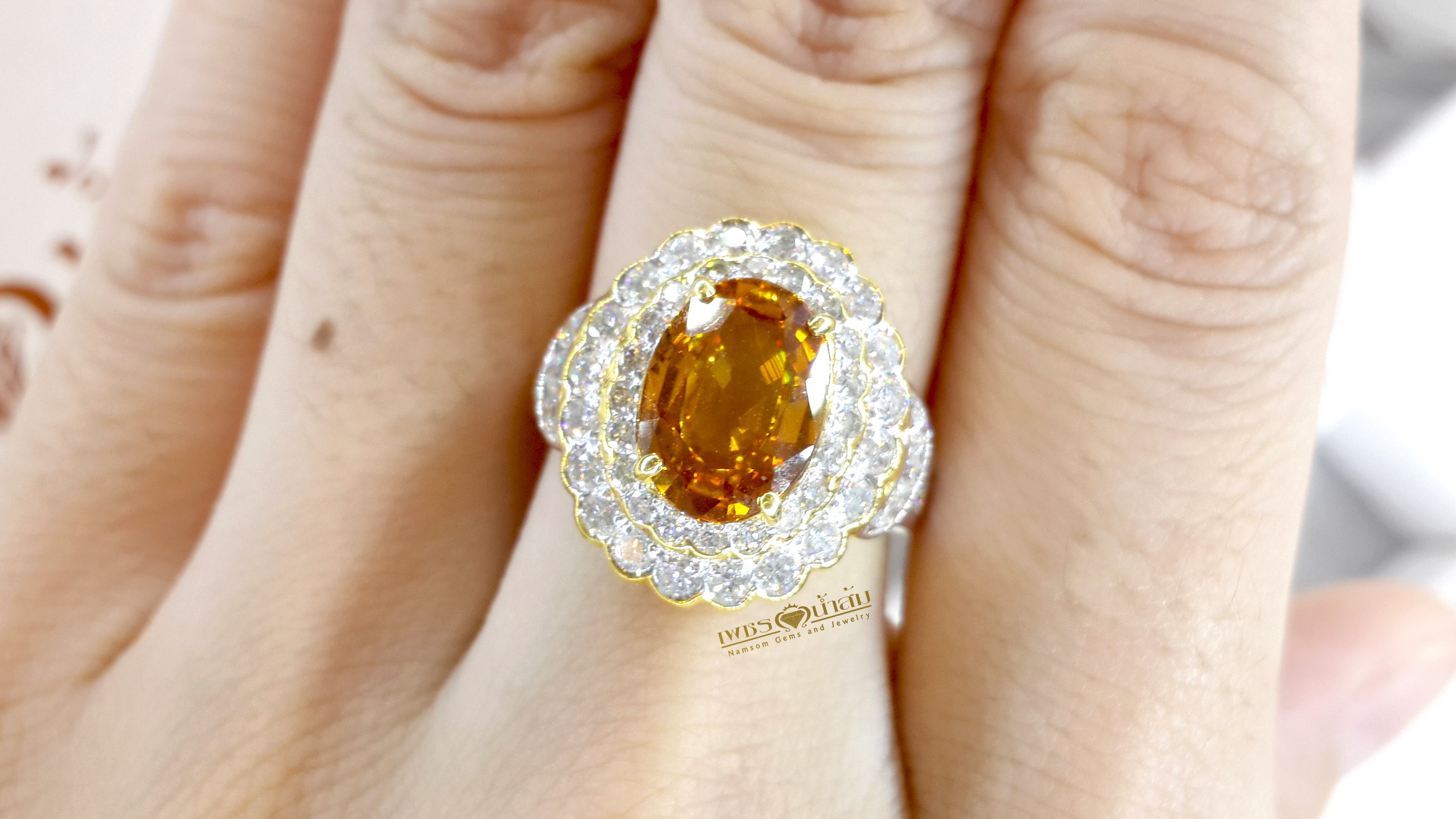 แหวนพลอยบุษราคัม Yellow Sapphire ล้อมเพชรแท้ น้ำงาม สองชั้น เล่นลูกเล่นเป็นขั้นบรรได ทำให้หัวแหวนโดนเด่น บนตัวเรือนทองแท้ทั้งตัวเรือน