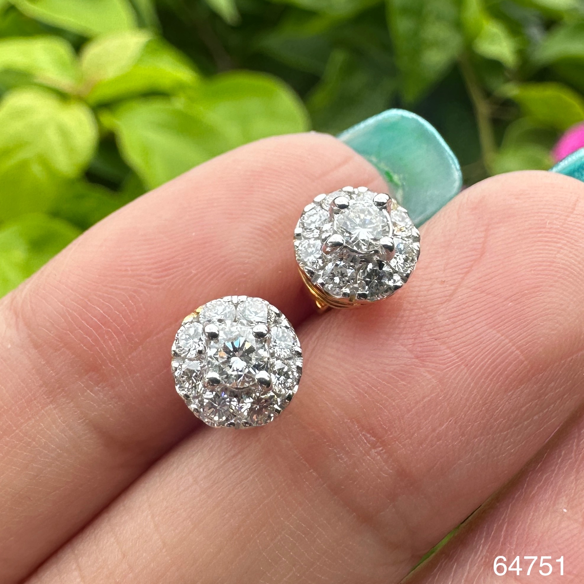 รหัส 64751 ต่างหู เพชรเดี่ยว 2 เม็ด 0.20 กะรัต ล้อมเพชร 18 เม็ด 0.48 กะรัต ทอง18K ใส่ติดหูได้ทุกวัน นน. 2.72 g