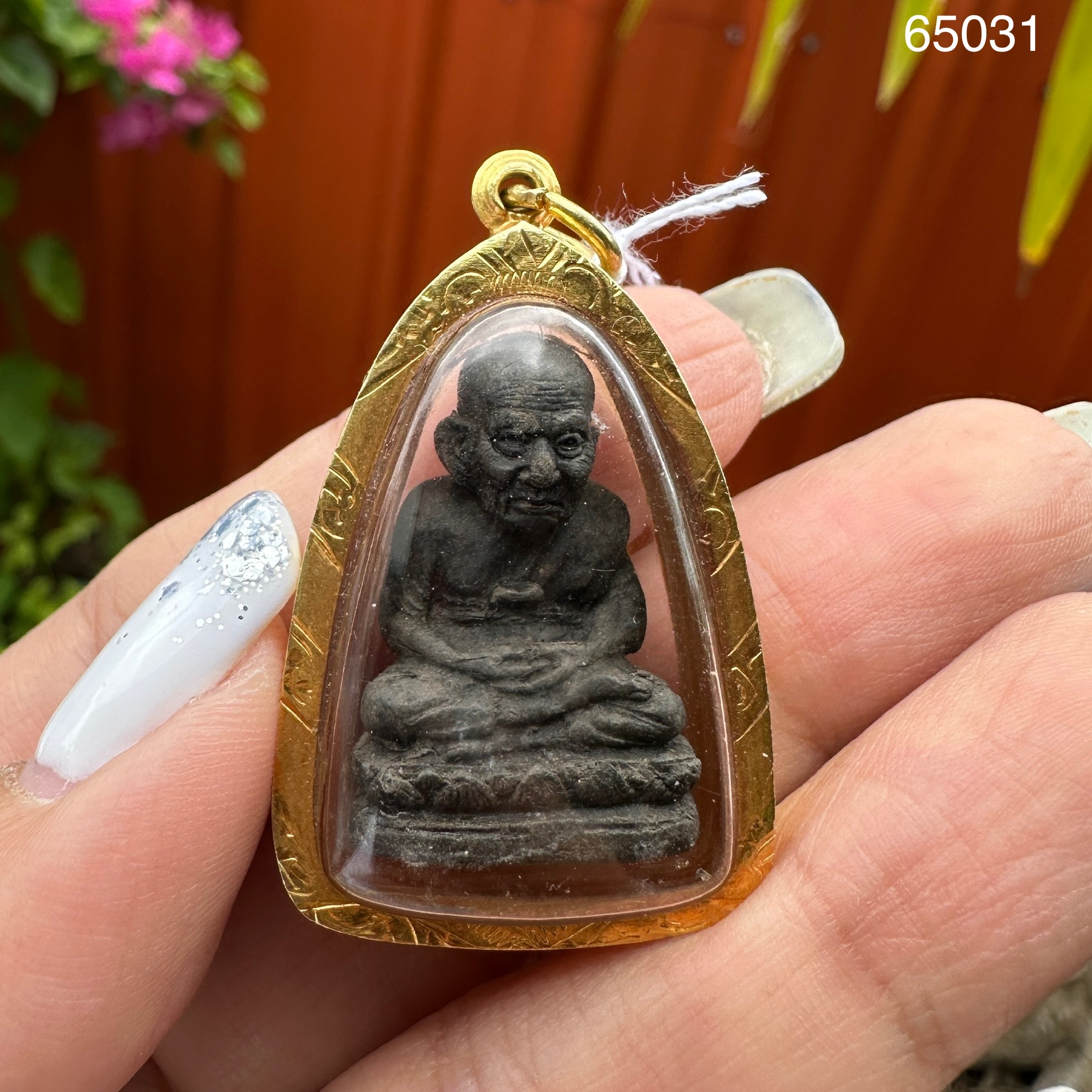 รหัส 65031 หลวงปู่ทวด เนื้อว่าน ลอยองค์ เลี่ยมทอง90 น่าสะสม นน. 9.62 g