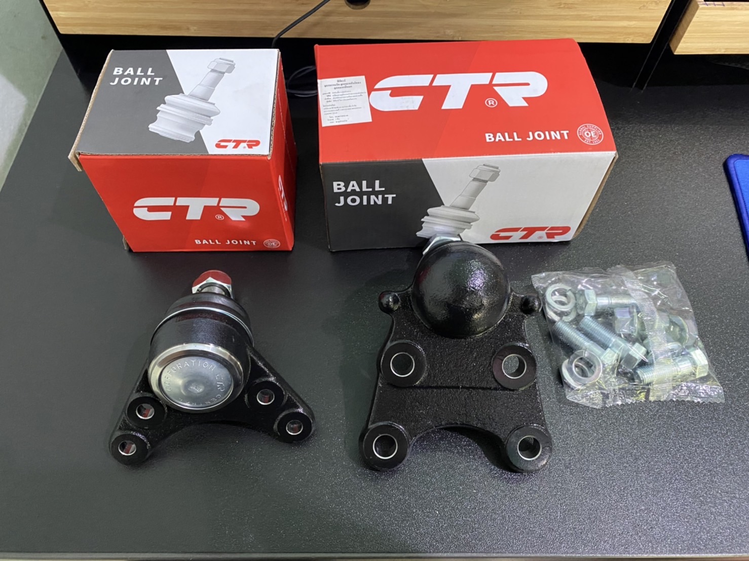 CTR,ชุดเปลี่ยนลูกหมากปีกนก บน-ล่าง CHEVROLET COLORADO,เชฟโรเลต โคโลราโด ( 1 ชุด = 2 ตัว, ) 1 คัน ใช้ 2 ชุด CTR OE: 94727114,94727113* 4x4ใช้ปี12-16/4X2ใช้ปี12-20