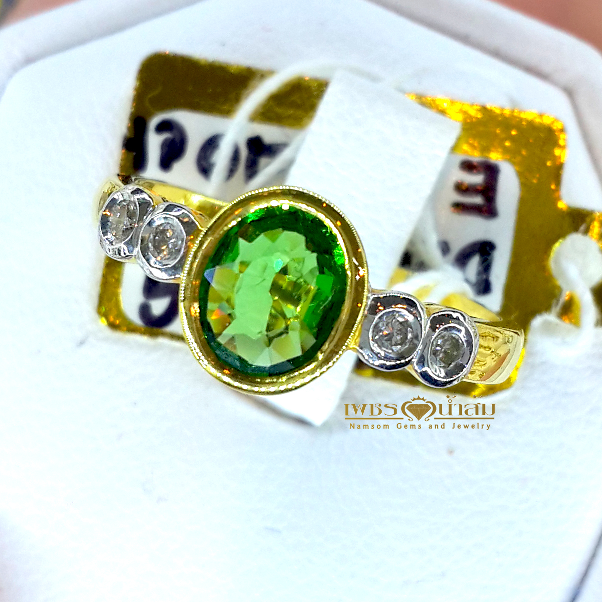 แหวนพลอยซาร์โวไรท์ Tsavorite สีสวยสด ฝังหุ้มเล่นลูกเล่นด้วยเพชรแท้เรียงราย บนตัวเรือนทองแท้ทั้งตัวเรือน