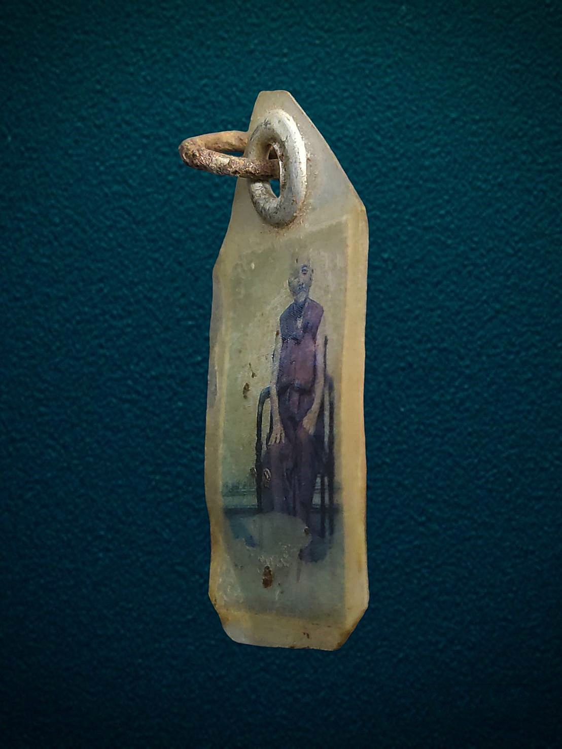 รูปถ่าย นั่งเก้าอี้ หลวงปู่บุดดา ถาวโร วัดกลางชูศรีเจริญสุข สิงห์บุรี