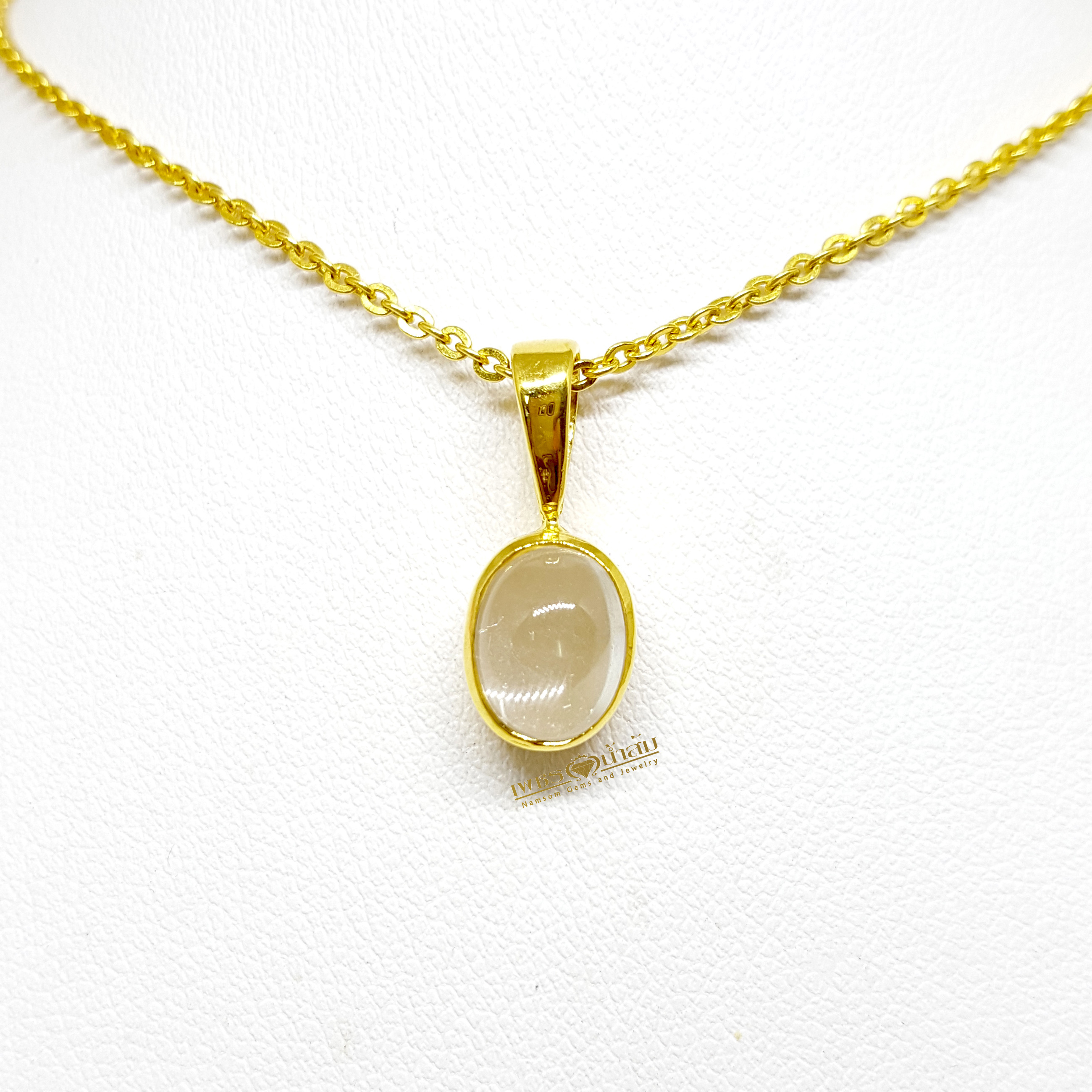จี้พลอยWhite Zircon จาก New South Wales, Australia เจียรทรงคาบาชอนให้เห็นเหลือบ ฝังหุ้มด้วยทองแท้ เรียบง่ายน่ารัก