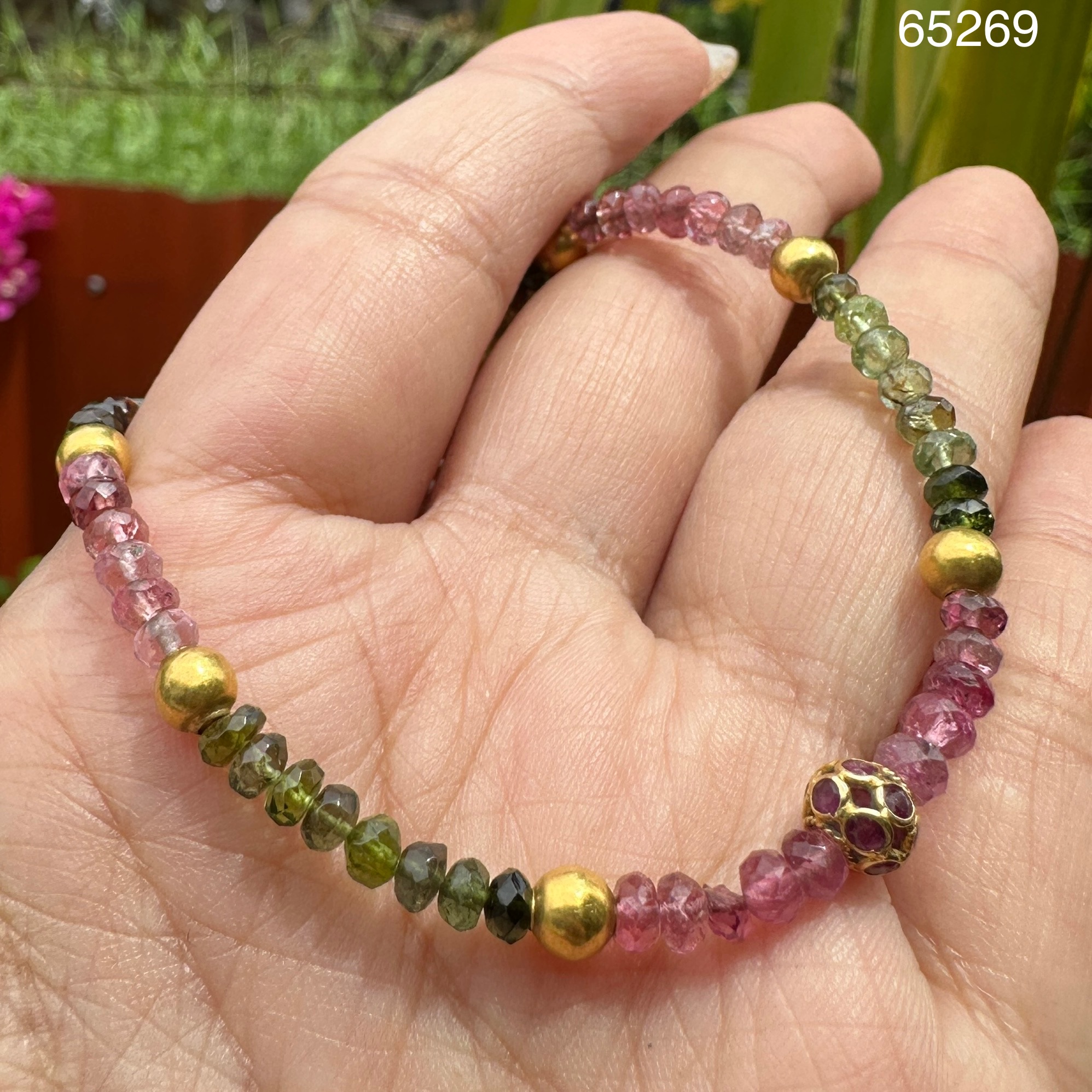 รหัส 65269 สร้อยข้อมือ พลอยหลายสี ทอง18K คั่นเม็ดทอง96.5 รอบเส้น ตะขอแม่เหล็ก หุ้มทอง18K ความยาว 18.50 ซม. นน.