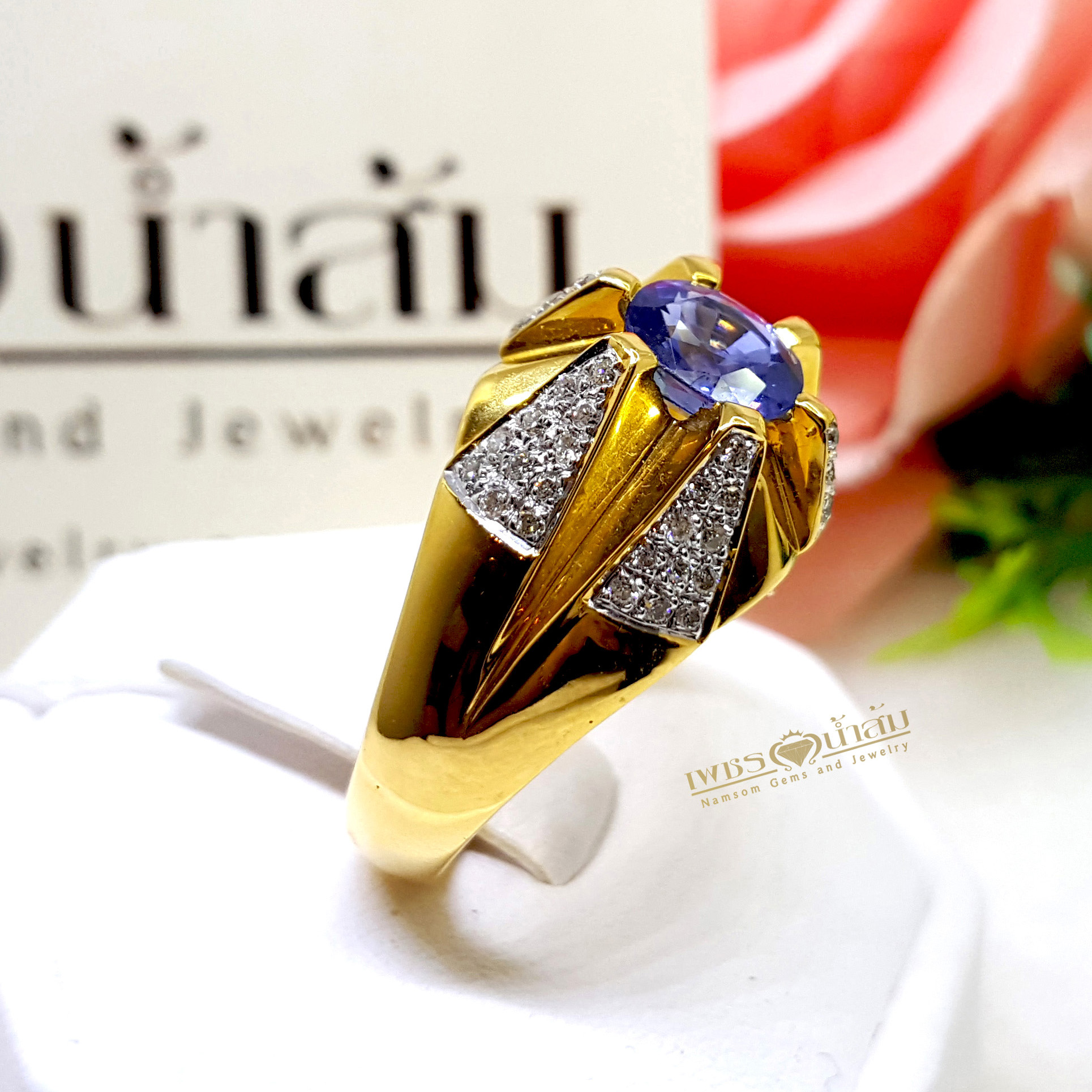 แหวนพลอยไพลิน Blue Sapphire หัวแหวนชูโดดเด่น ประดับตกแต่งด้วยเพชรแท้เพิ่มลวดลายให้น่ามอง บนตัวเรือนทองแท้ทั้งตัวเรือน