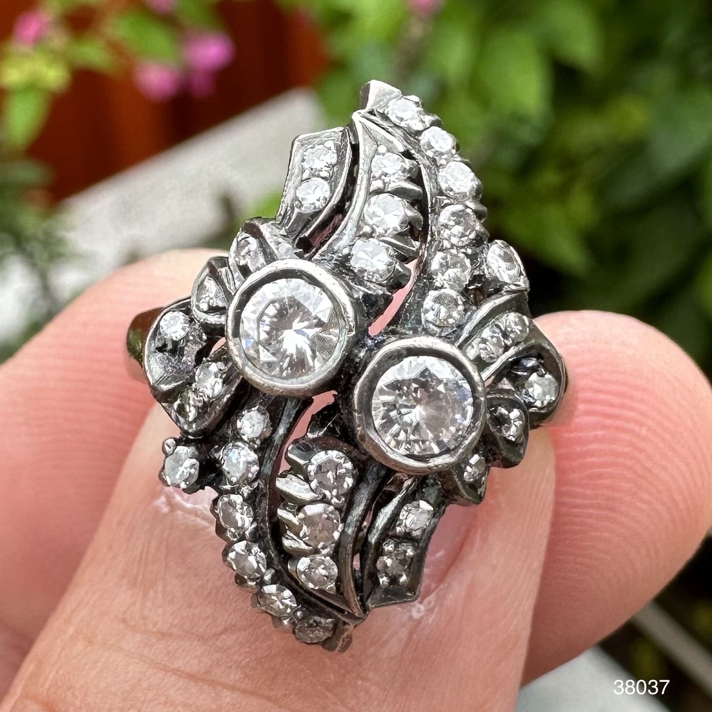 รหัส 38037 แหวน เพชรทรงมาคีย์ 2/0.26 ct ฝังเพชรกุหลาบ 34/0.44 ct ทองK 2 สี งานเก่า หลุดจำนำ นน. 4.98 g