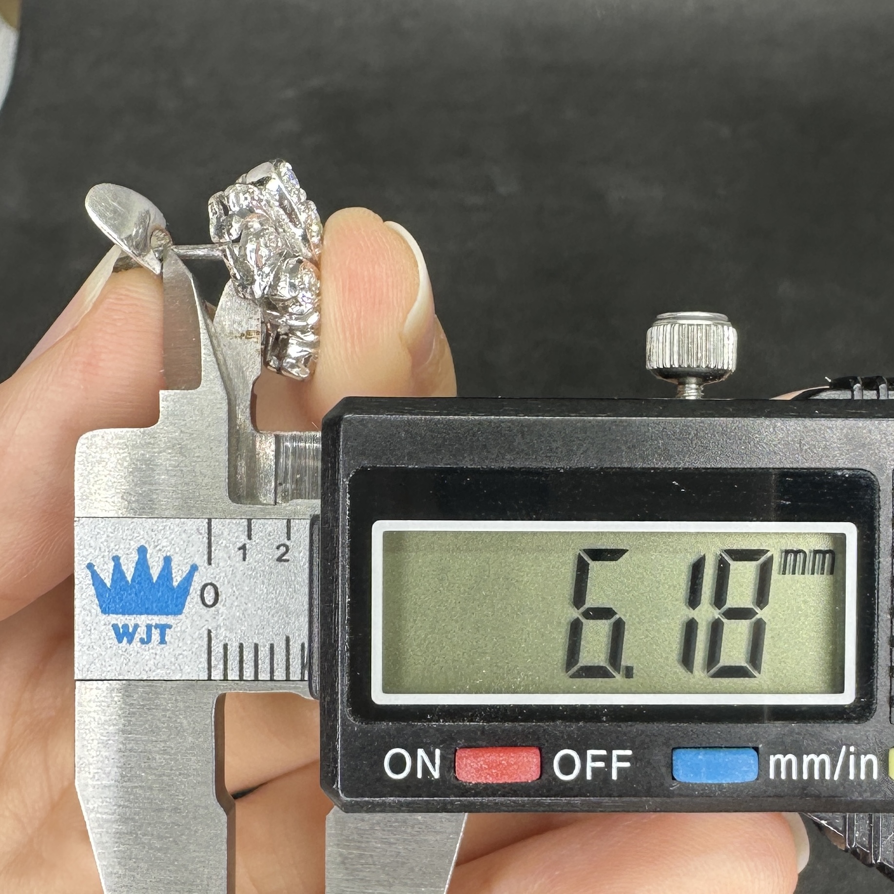 รหัส 64584 ต่างหู ห่วง เพชร 12 เม็ด 0.96 กะรัต ฝังเพชรกุหลาบ 8 เม็ด 0.08 กะรัต งานทองขาวโบราณ(ปาหะ) นน. 5.03 g