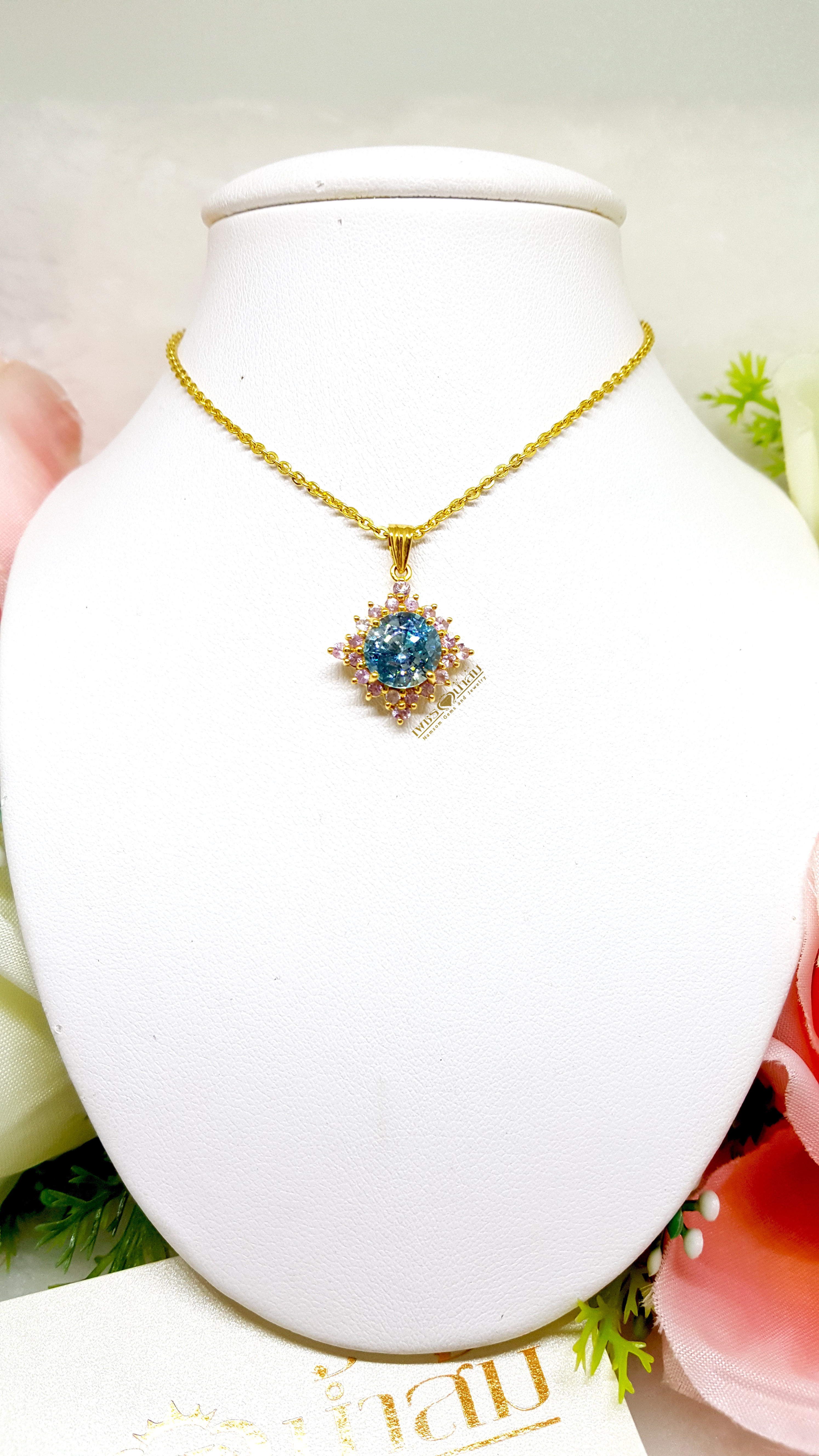 จี้พลอยเพทาย Blue Zircon สีสวยน้ำงาม ล้อมด้วย Pink Sapphire ดูหวานน่ารัก