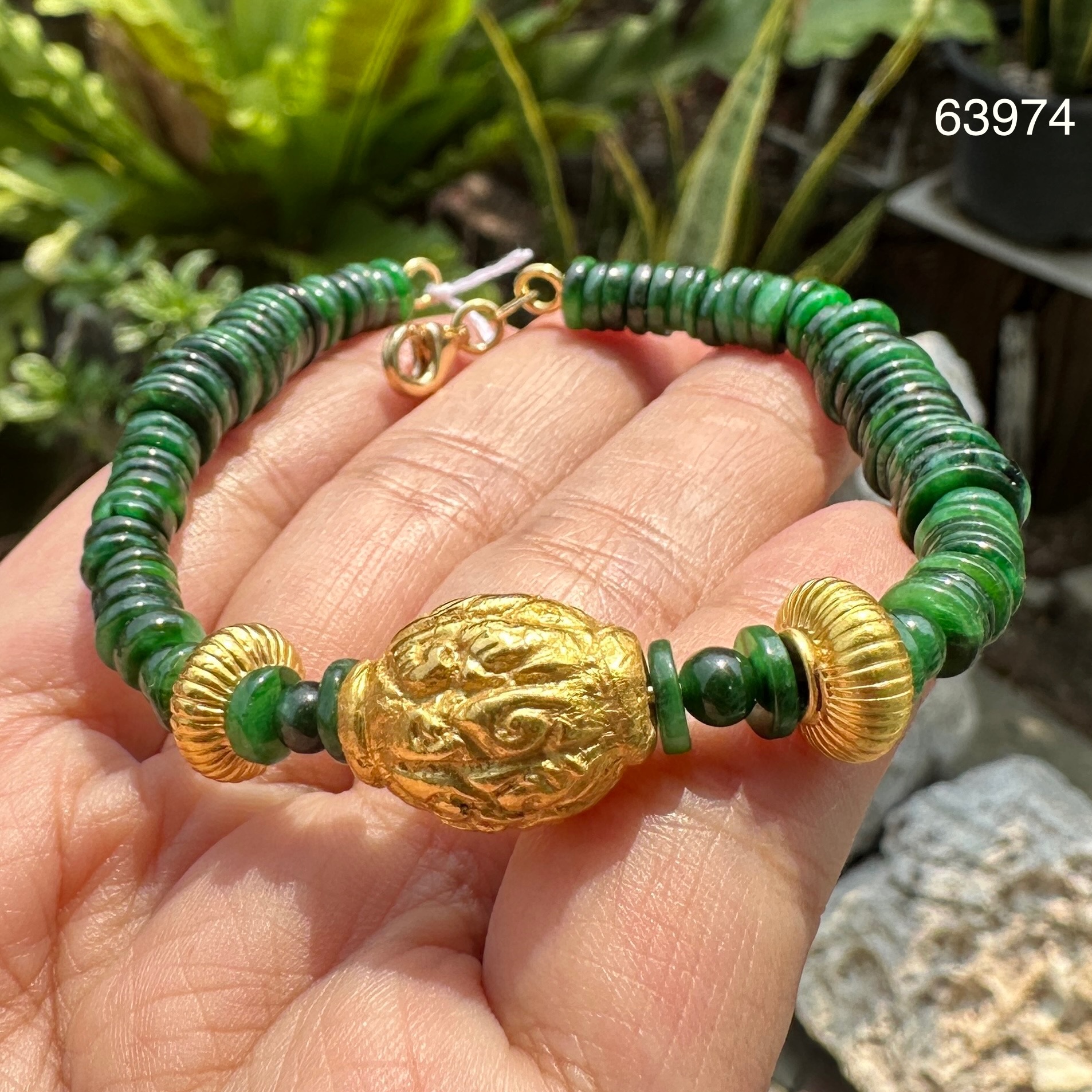 รหัส 63974 สร้อยข้อมือ หยก พม่า รอบเส้น คั่นเม็ดทอง งานครั่ง สายทอง18K ความยาว 19.50 ซม. พร้อม Cert. นน. 18.39